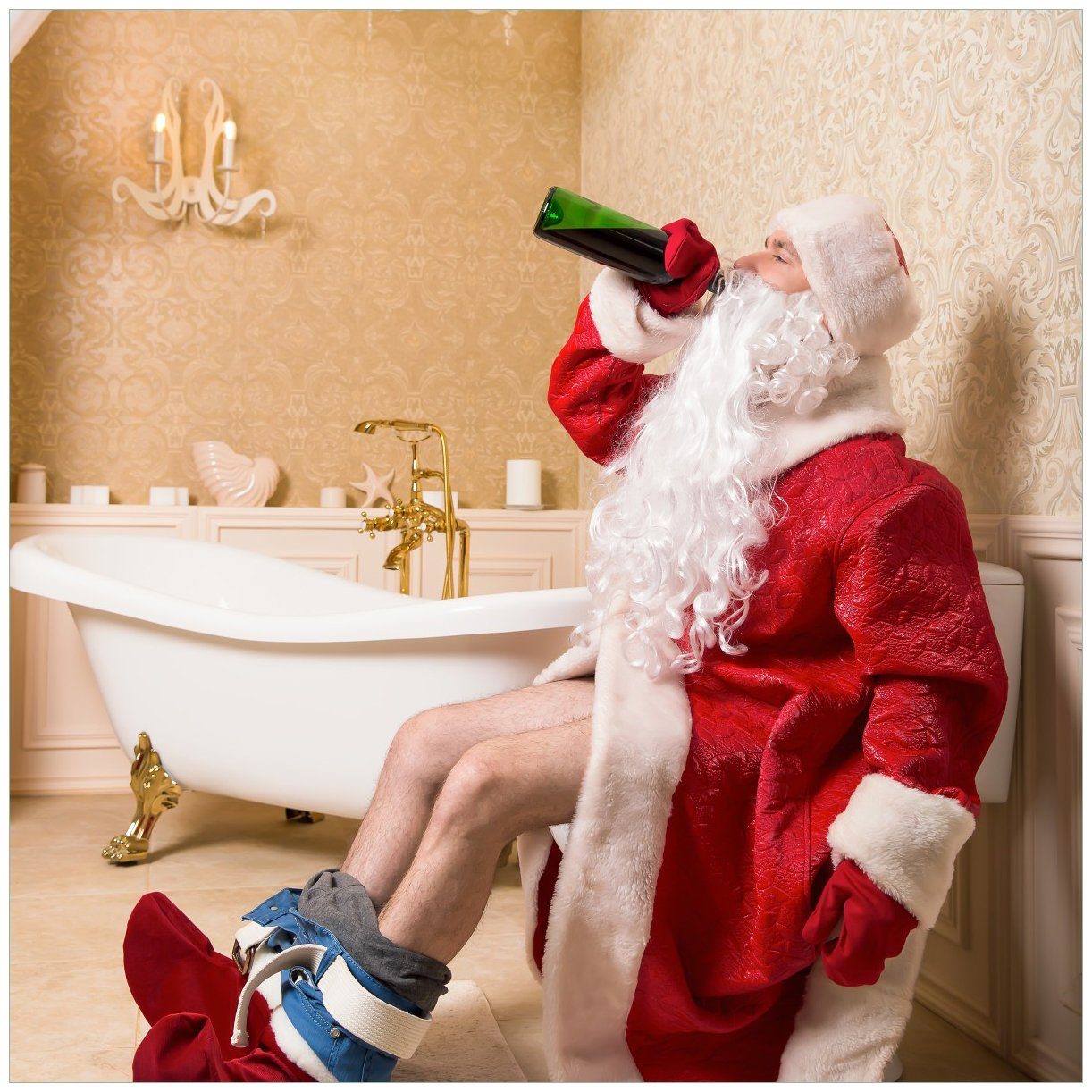 Wallario Tischplatte Betrunkener Weihnachtsmann mit Weinflasche auf dem Klo (1 St), für Ikea Lack Tisch geeignet