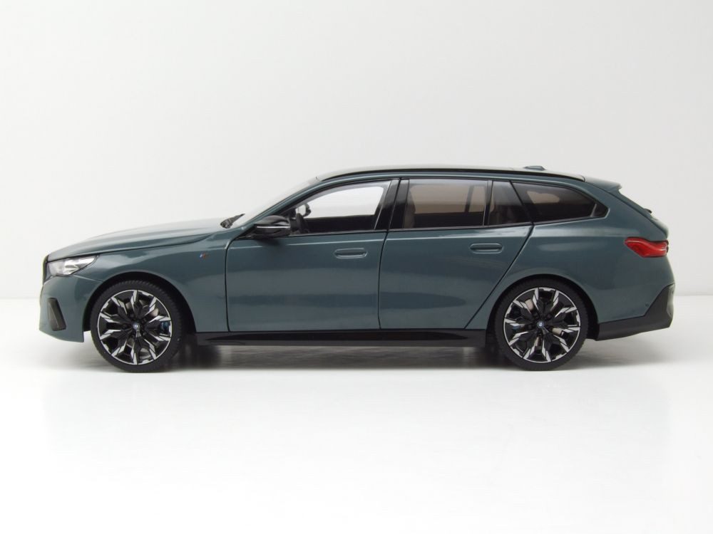Minichamps Modellauto BMW i5 M60 Touring Kombi 2024 grün metallic, Maßstab 1:18
