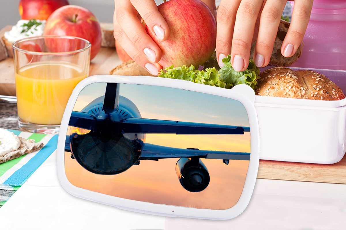 MuchoWow Lunchbox Rückansicht eines weiß Brotbox und Brotdose, Kunststoff, fliegenden Flugzeugs Jungs Kinder und für Mädchen während Erwachsene, für Sonnenuntergangs, (2-tlg), eines