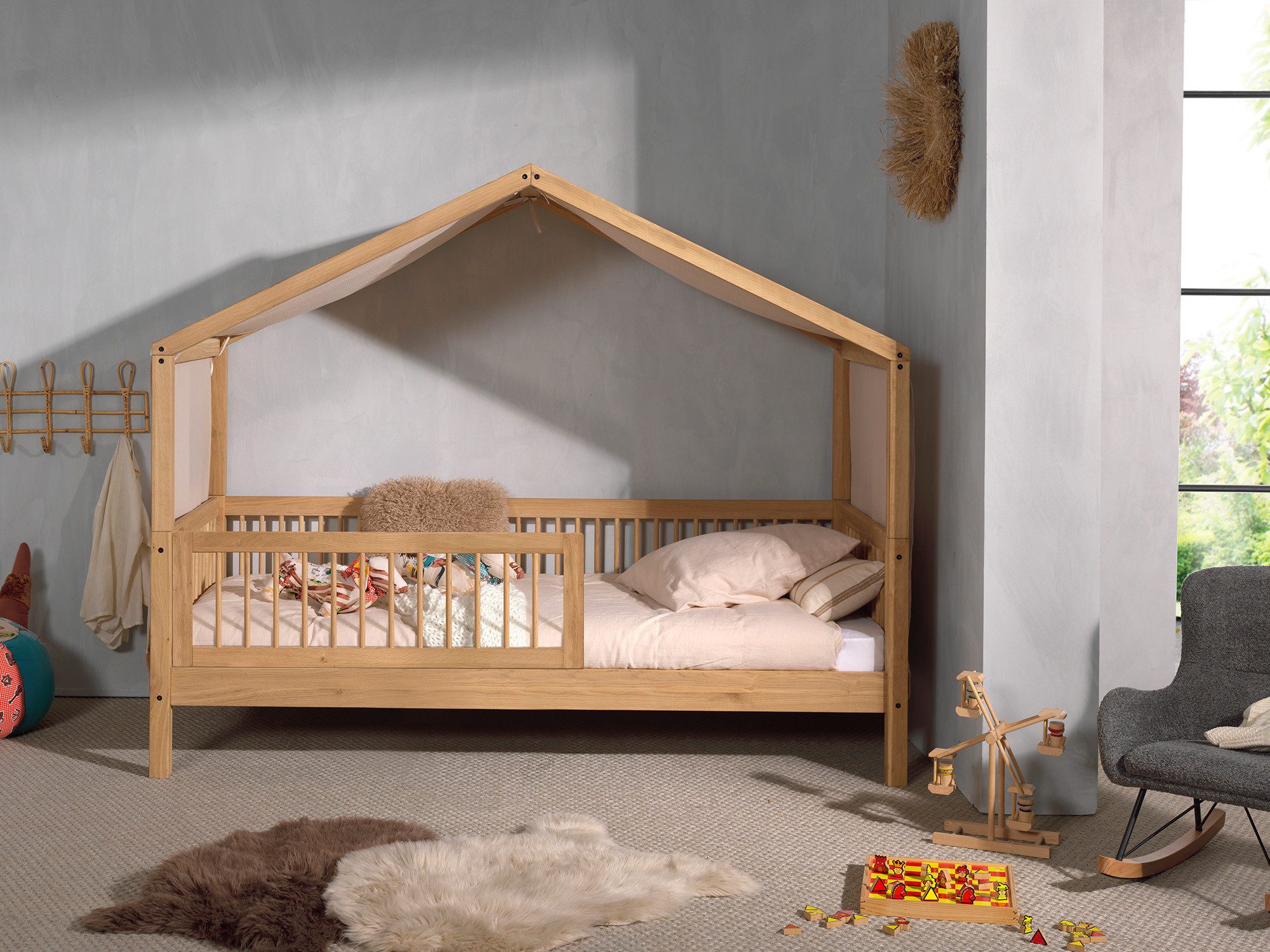 Vipack Hausbett Forrest mit Dachaufbau, Rausfallschutz vorne und Textilhimmel, aus massiver Eiche geölt 90/200, wahlweise mit u. ohne Bettschublade