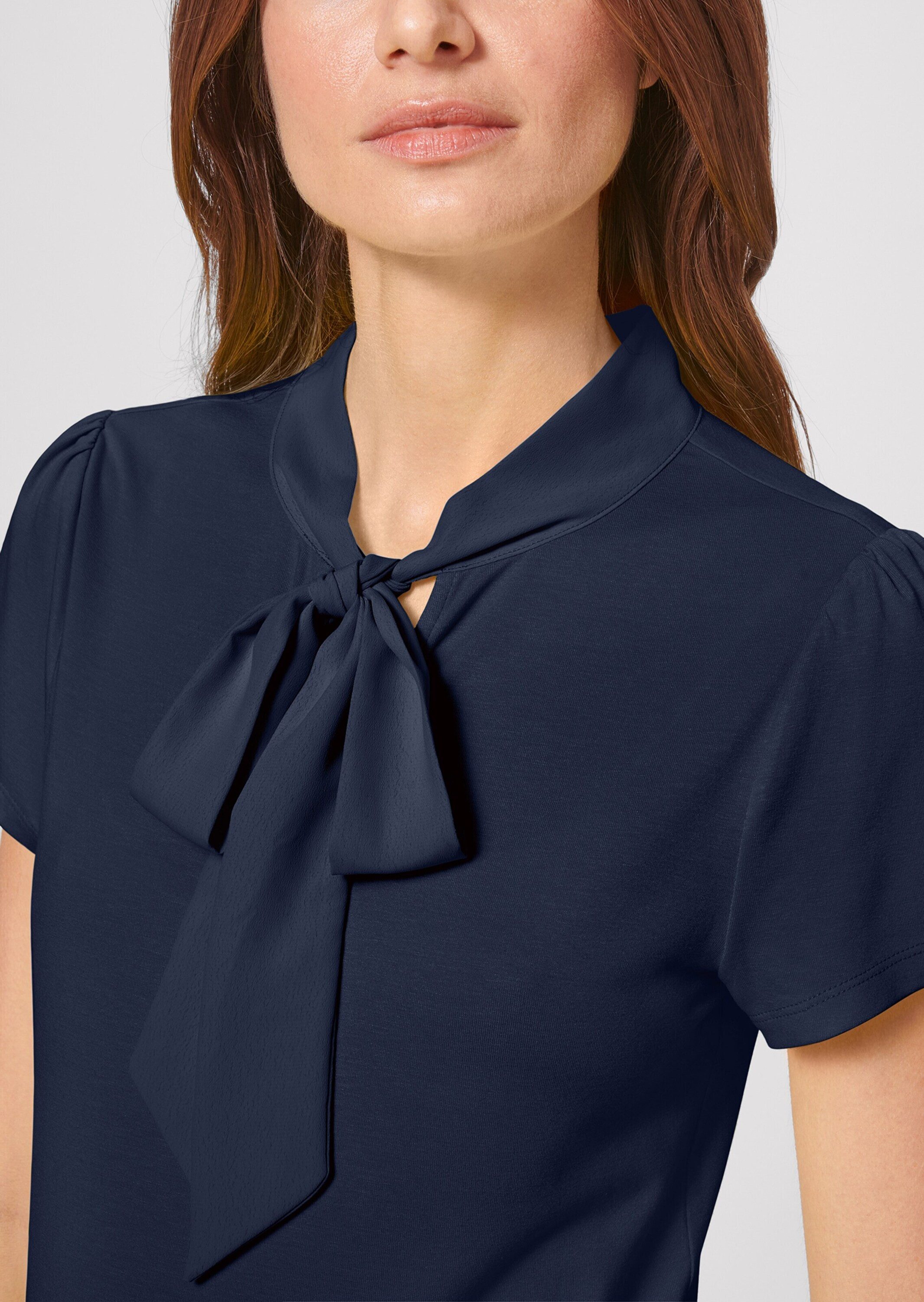 MADELEINE Kurzarmshirt Kurzarmoberteil mit Schluppe Schickes Blusenshirt mit V-Ausschnitt und Glanzbändern – Bild 4 von 5