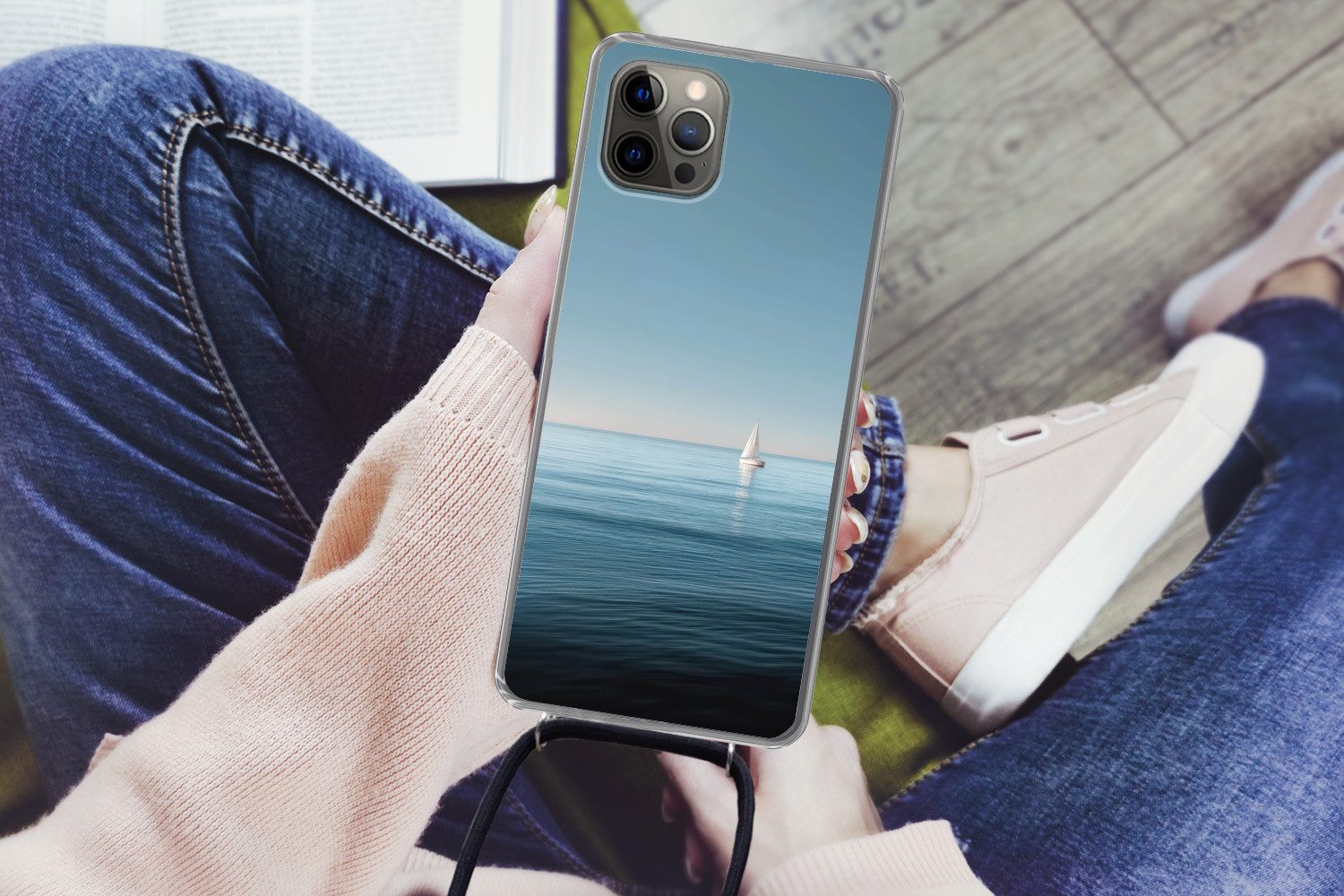 MuchoWow Handyhülle für Apple iPhone 13 Pro Segelboot - Ruhige See - Strahlend blauer Himm, Tragbare Handyhüllen mit Kette zum umhängen, Handykette Handyband