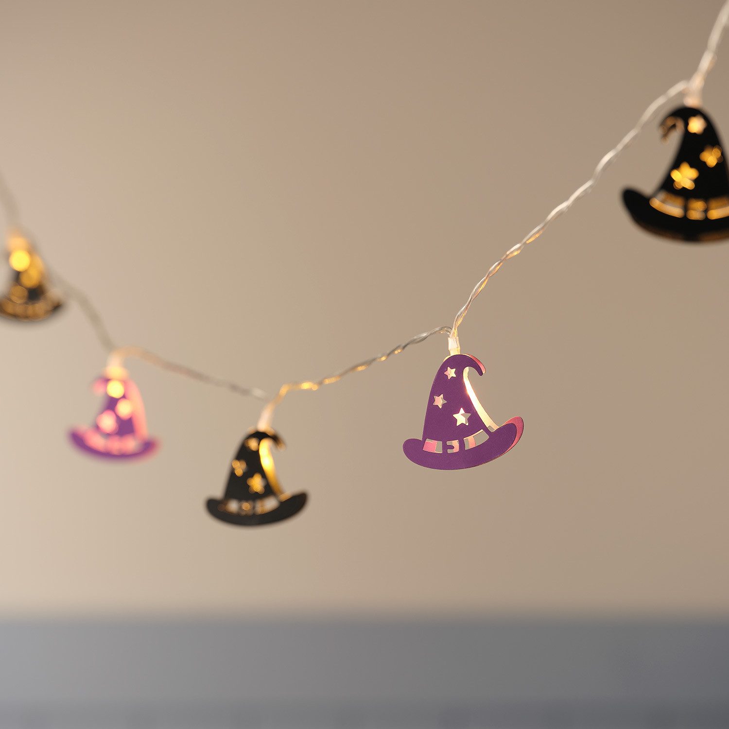 Lights4fun LED-Lichterkette 10er Halloween LED-Lichterkette mit Hexenhüten in Lila & Schwarz