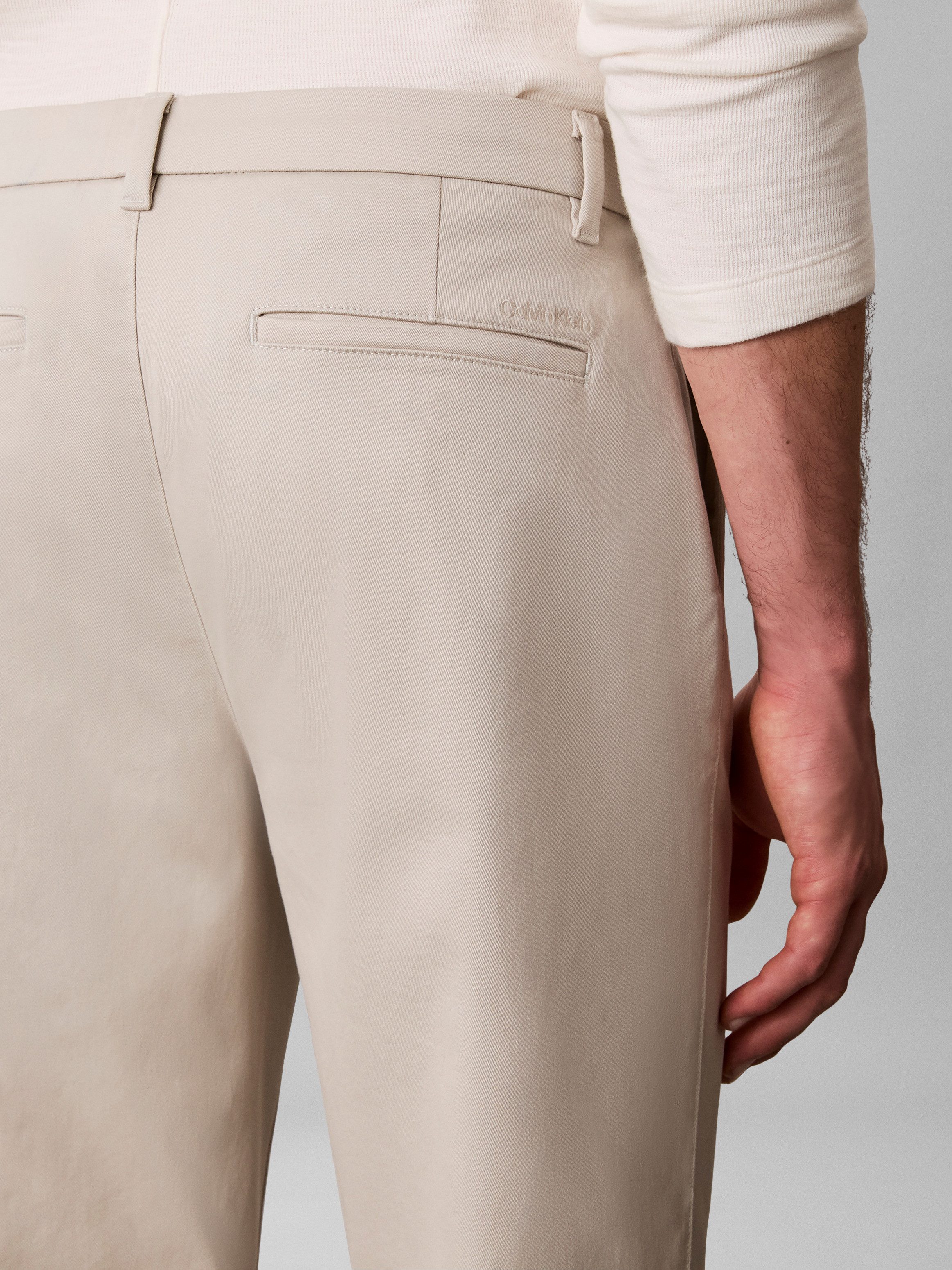 Calvin Klein Jeans Chinohose Mit Gürtelschlaufen – Bild 4 von 4