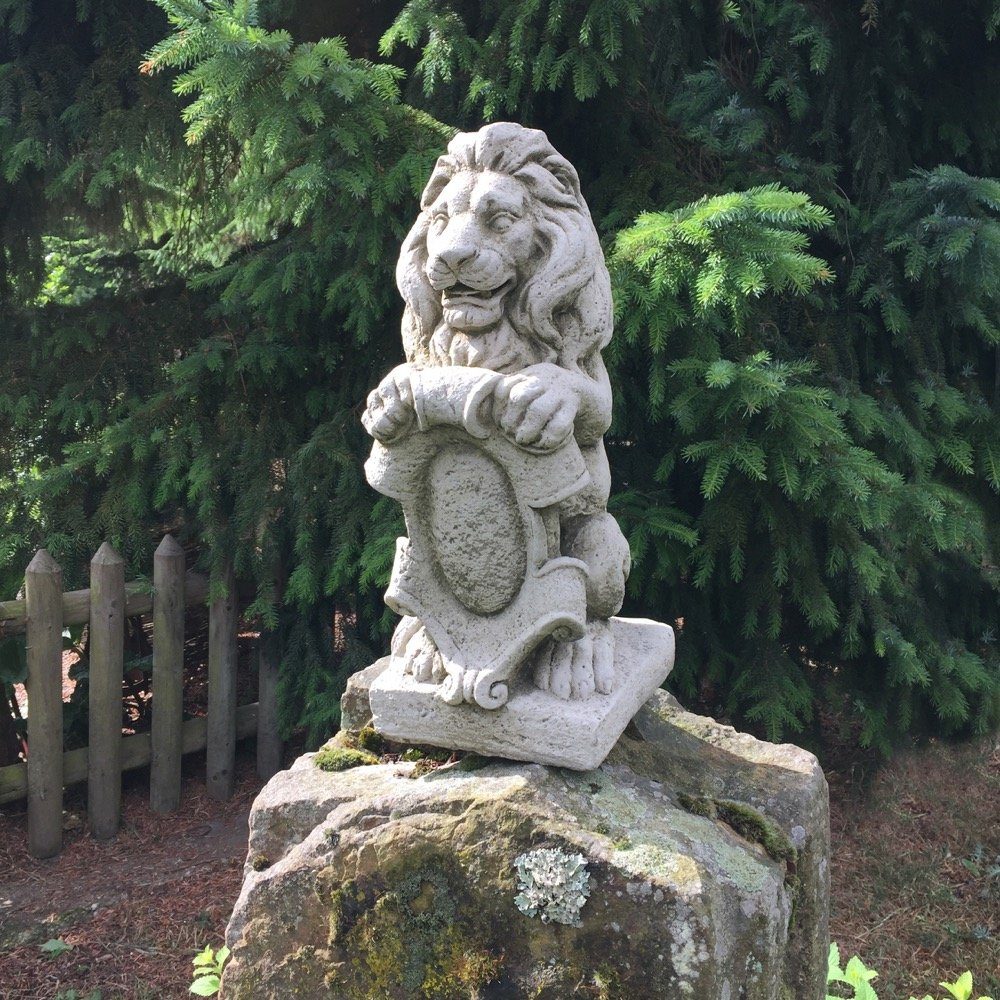 Antikas Gartenfigur Löwe mit Wappen Figur Mauerpfeiler Skulpturen