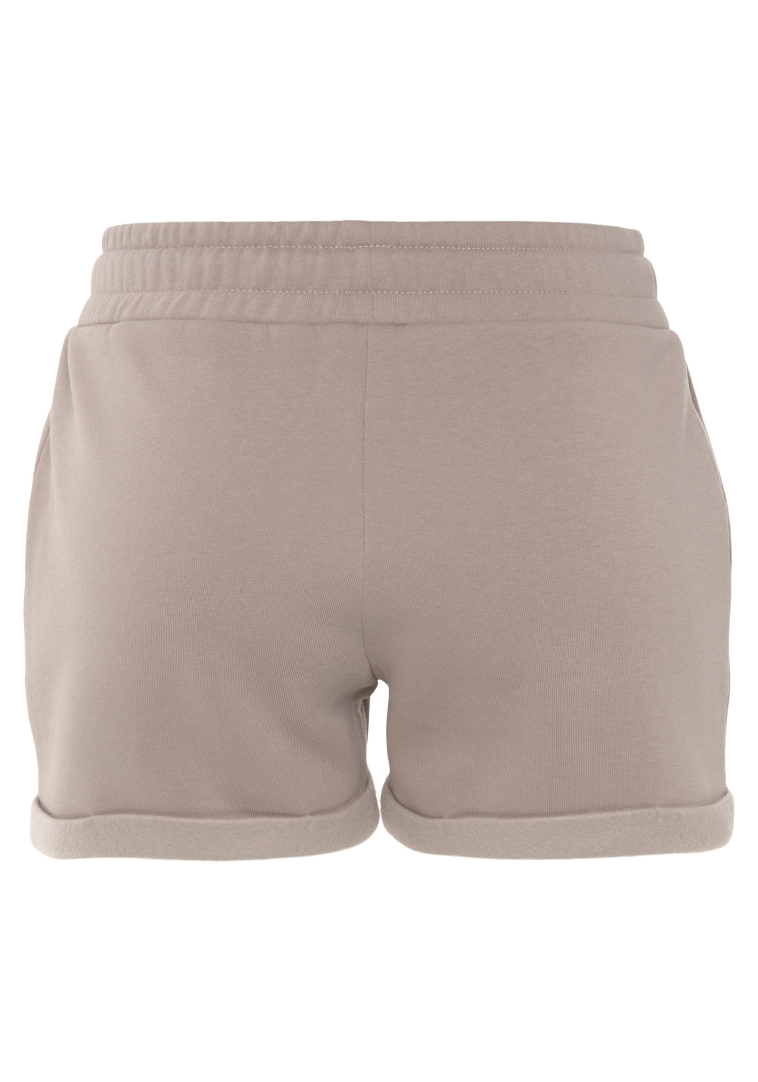 LASCANA Relaxshorts mit seitlichen Taschen und Logostickerei, Loungewear