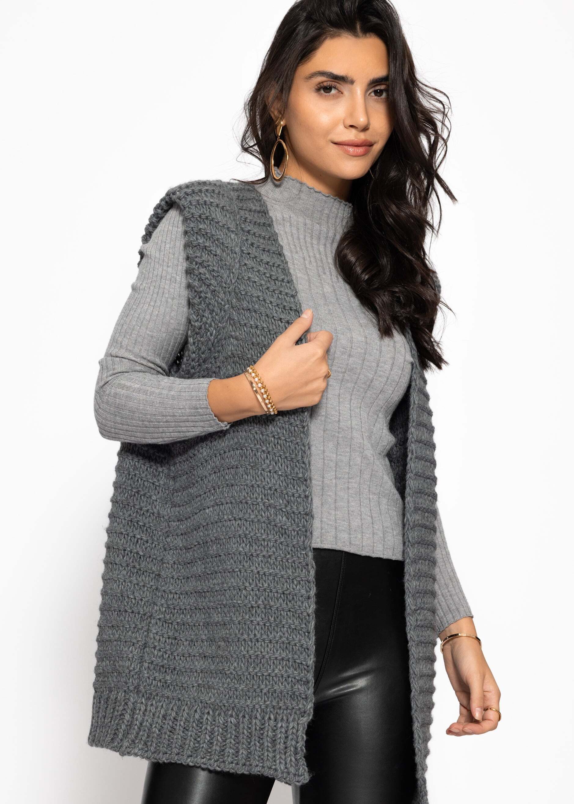 SASSYCLASSY Kurzweste Lange ärmellose Strickweste für Damen Weste aus grobem Strick mit strukturierten Schultern Offwhite Schwarz