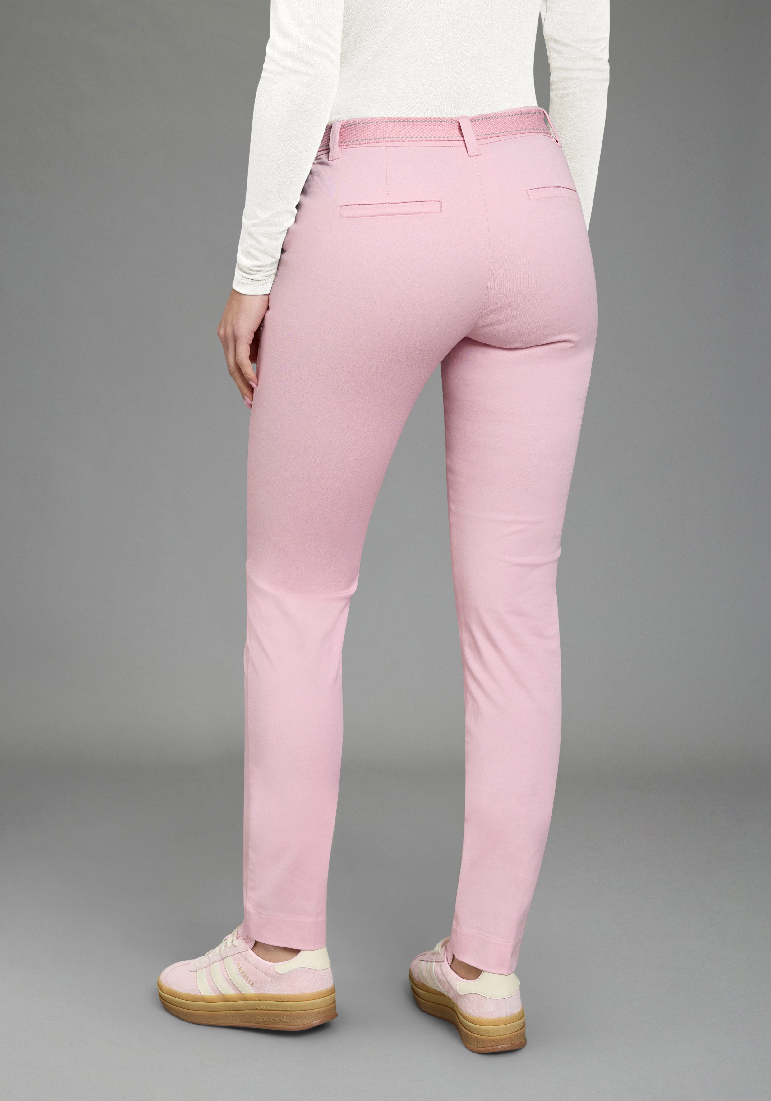 AJC Chinohose (2-tlg) in lässiger Form mit konstrastfarbendem Gürtel