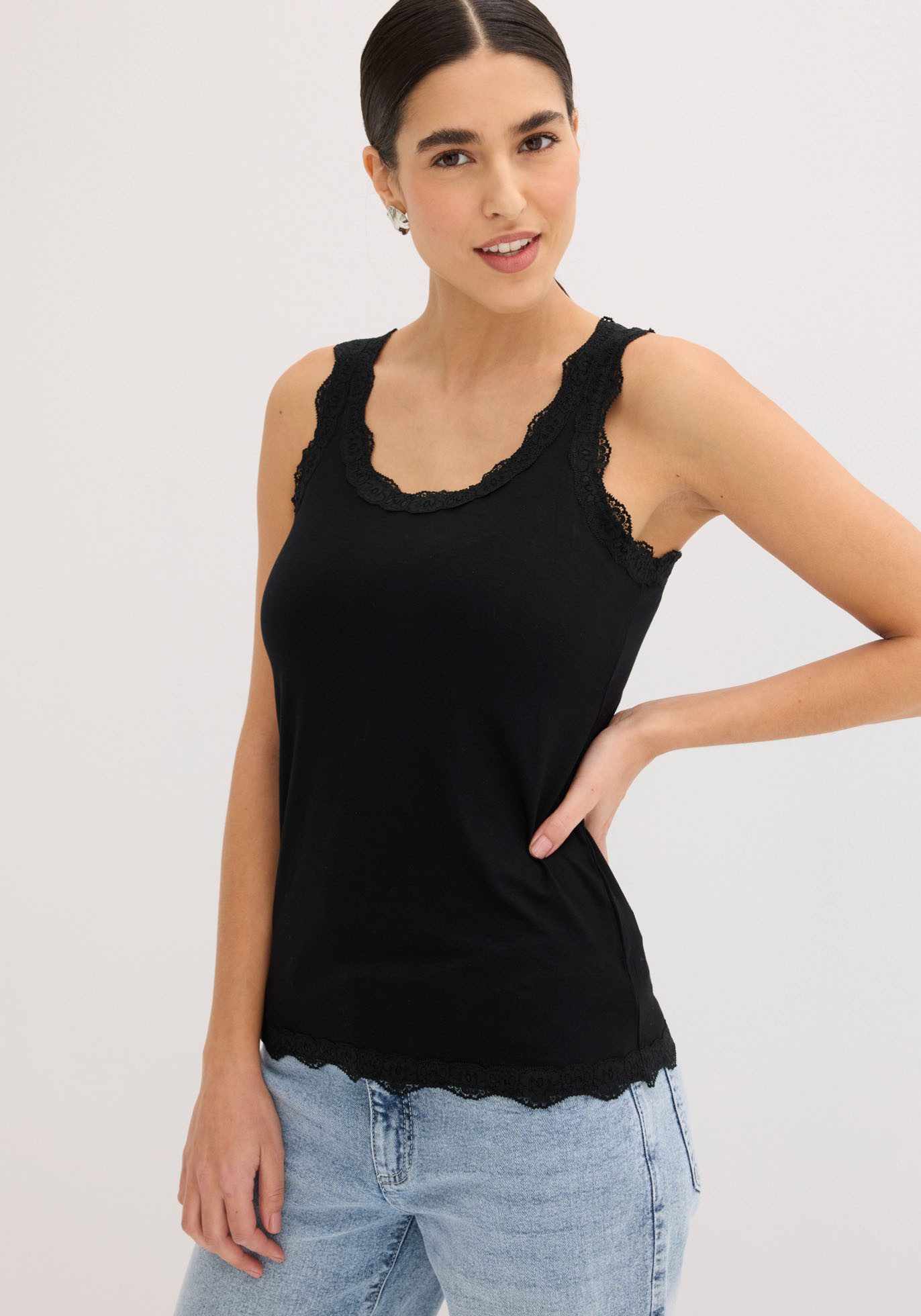 bonprix Shirttop (Packung, 2-tlg) schmale Passform, mit dekorativer Spitze, aus Viskose-Mix