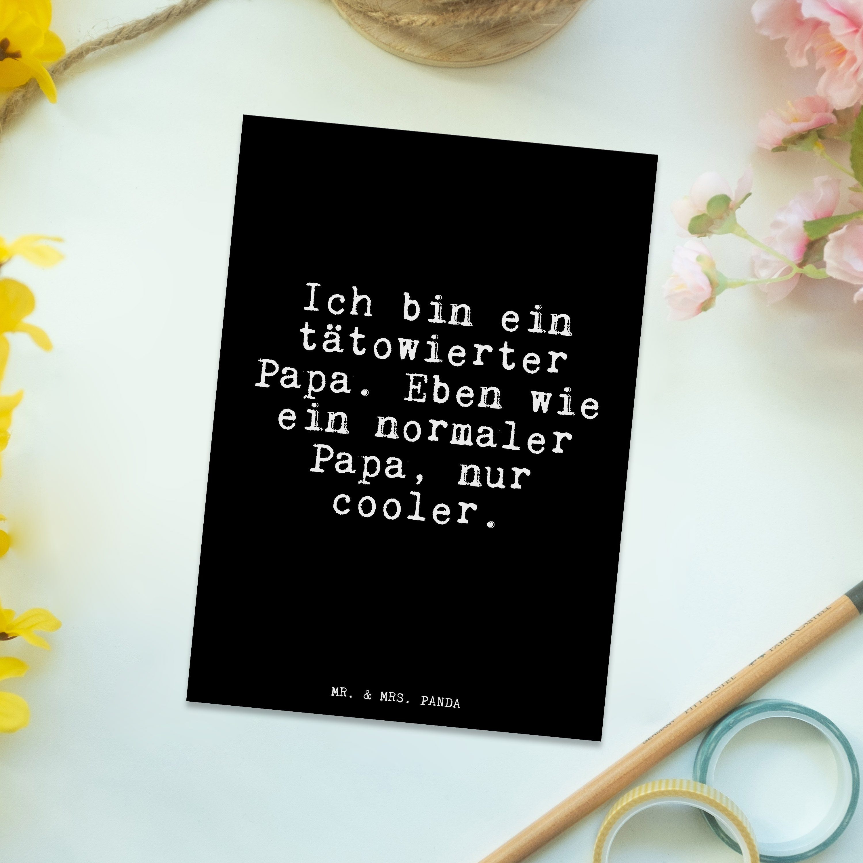 & Vatertag, Ich Zitate, tätowierter... Mrs. Panda - - We Geschenk, Schwarz Mr. ein Postkarte bin