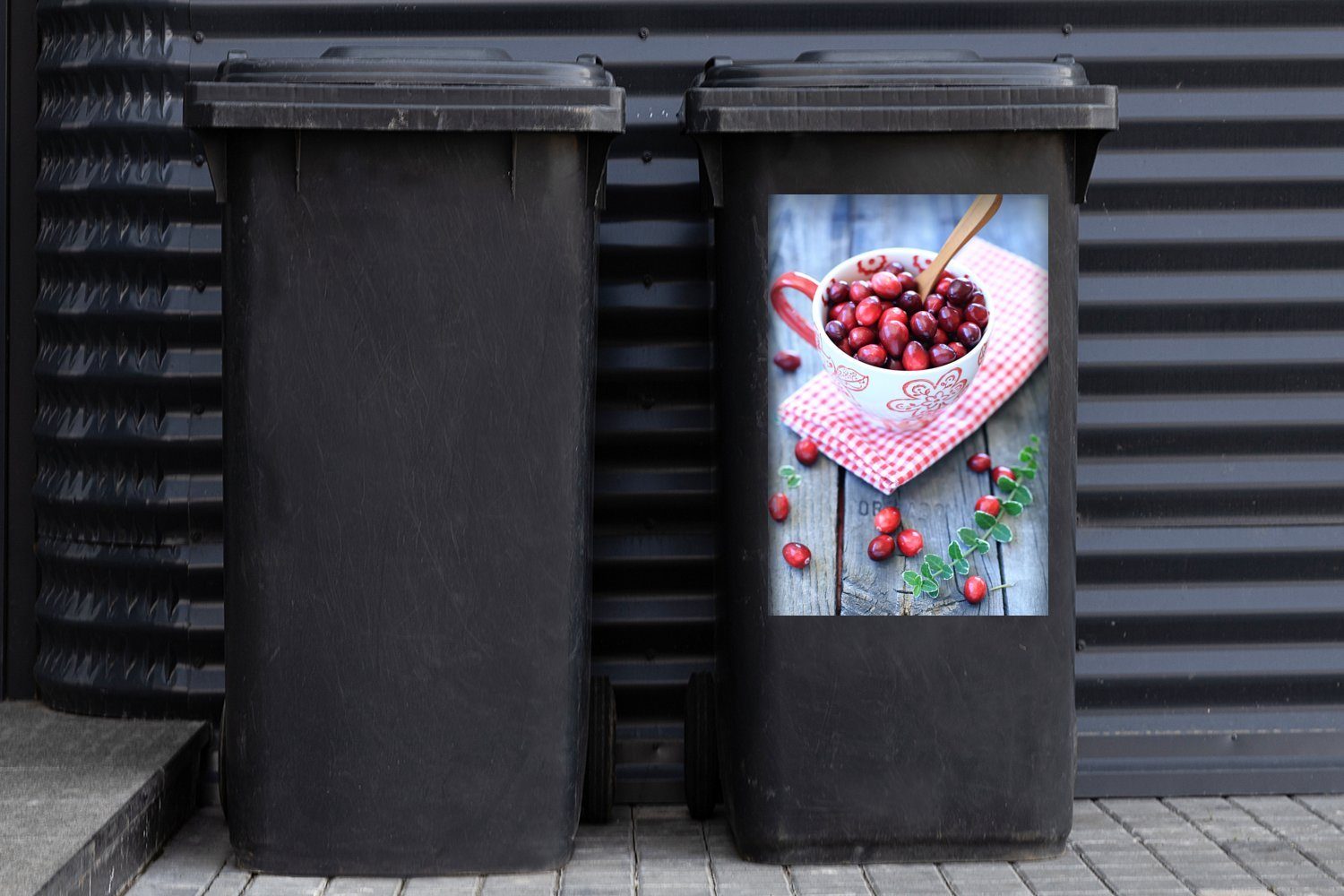 MuchoWow Wandsticker Eine dekorative Schale Abfalbehälter (1 St), auf einem Mülltonne, Container, Teeteppich Preiselbeeren Mülleimer-aufkleber, mit Sticker