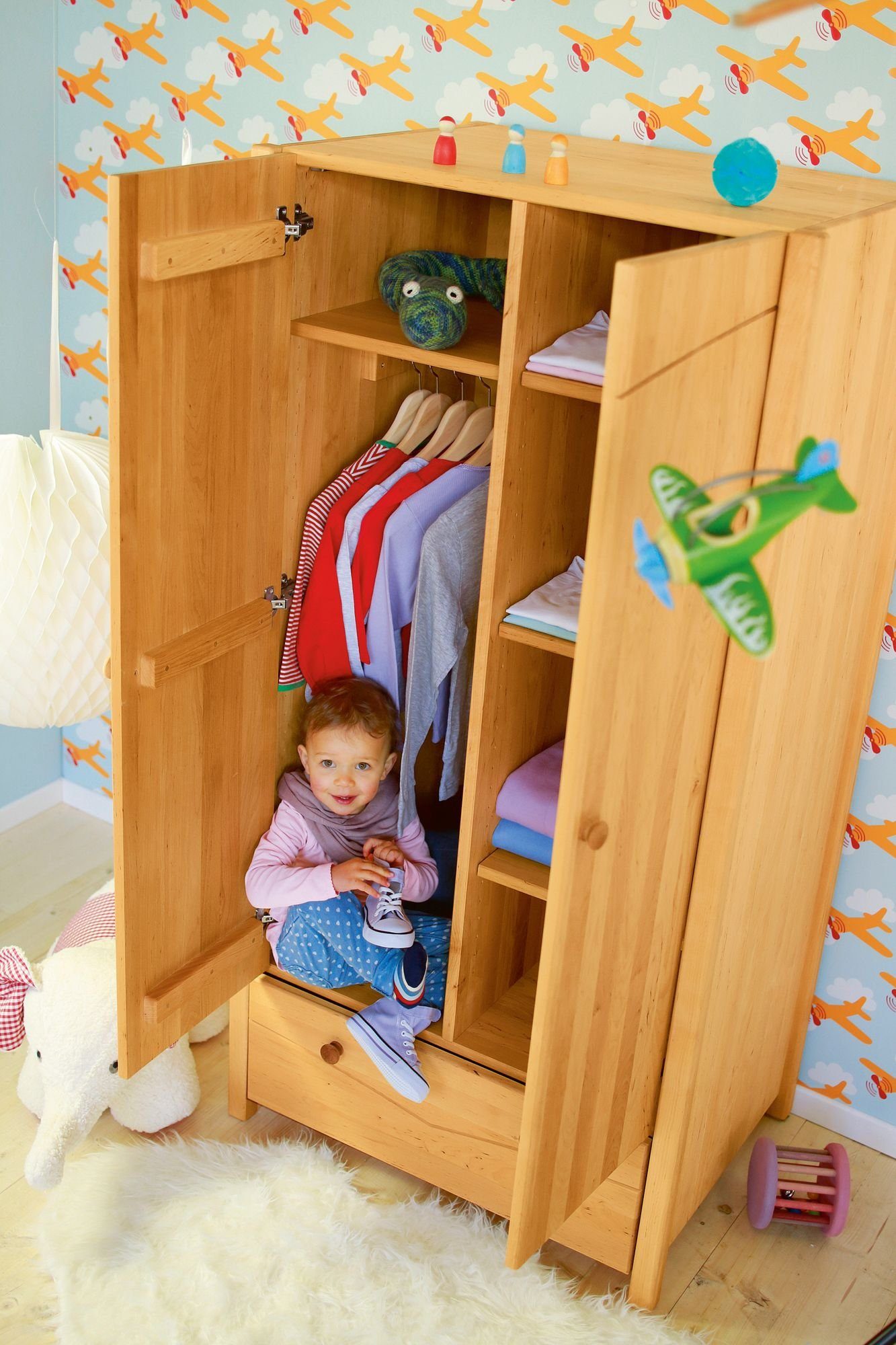 BioKinder - Das gesunde Kinderzimmer Kleiderschrank Luca mit 3 flexiblen Einlegeböden und 1 flexiblen Kleiderstange