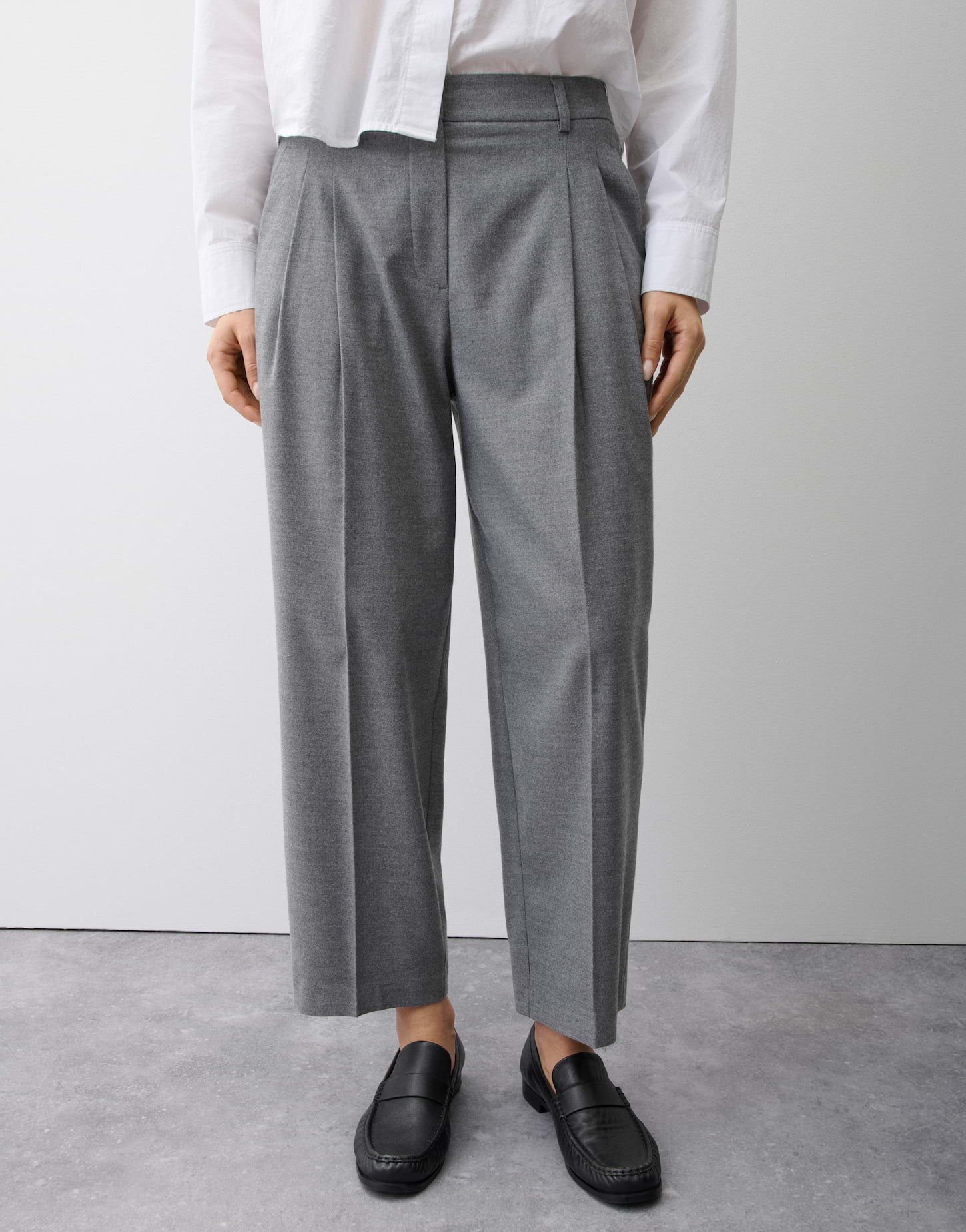 OPUS PANTS Bundfaltenhose Lessieh aus fließender Webware Tapered-Schnitt mit weichem Fall und elastischem Bund hinten