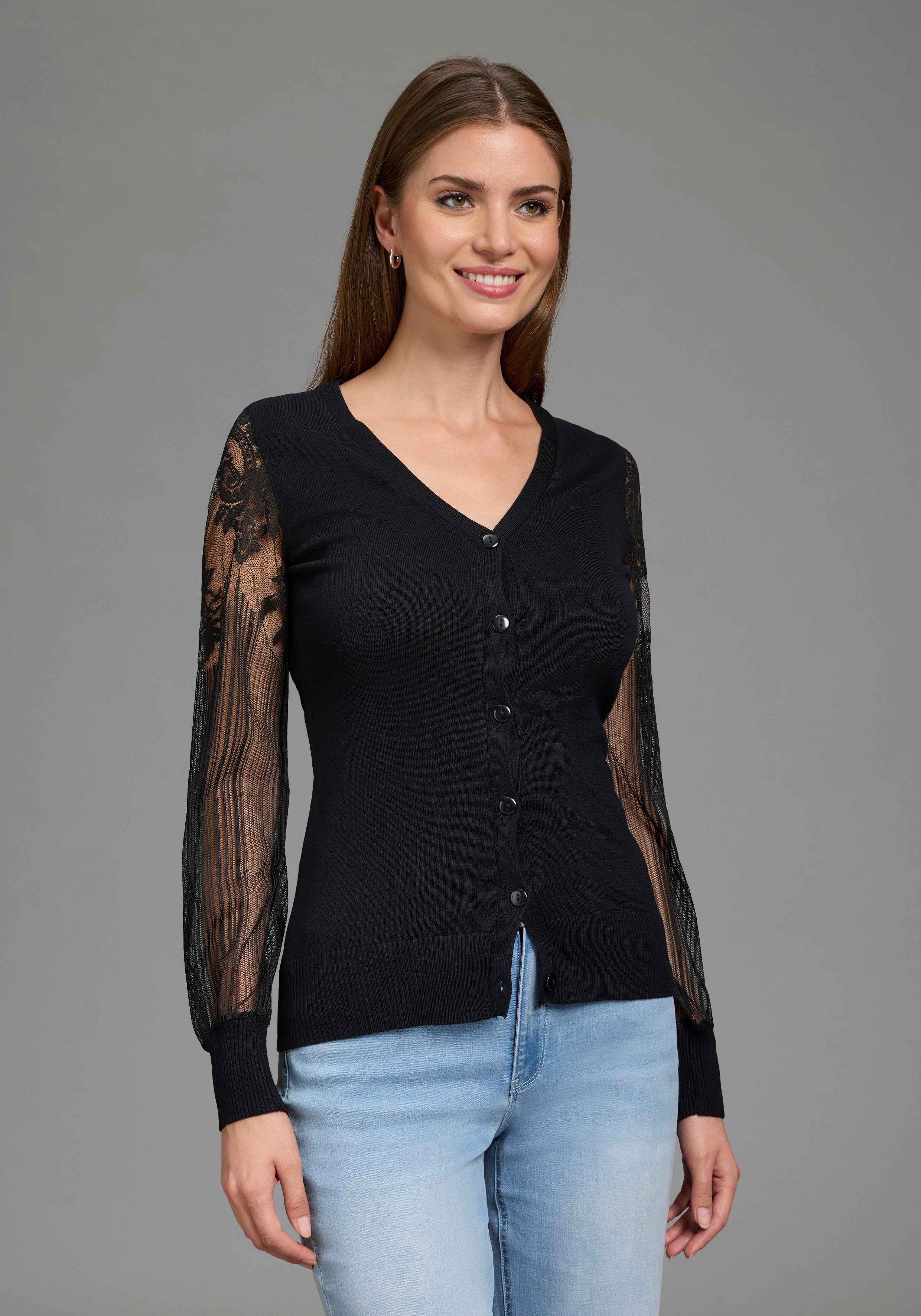 Melrose Strickjacke mit figurumspielender Passform mit filigranen Spitzenärmeln