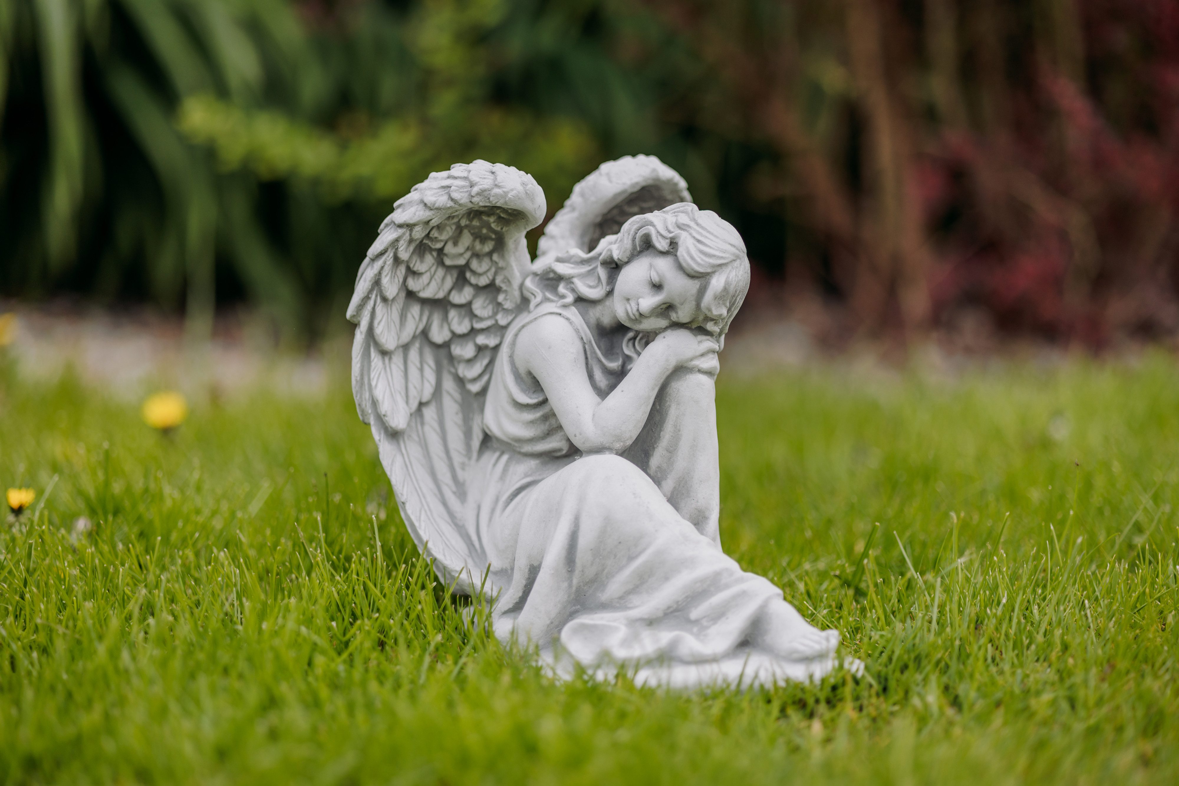 gartendekoparadies.de Gartenfigur Schlafender Engel, Grabengel, Steinfigur, H. 25 cm, 5 kg, Grau, Frostsicher