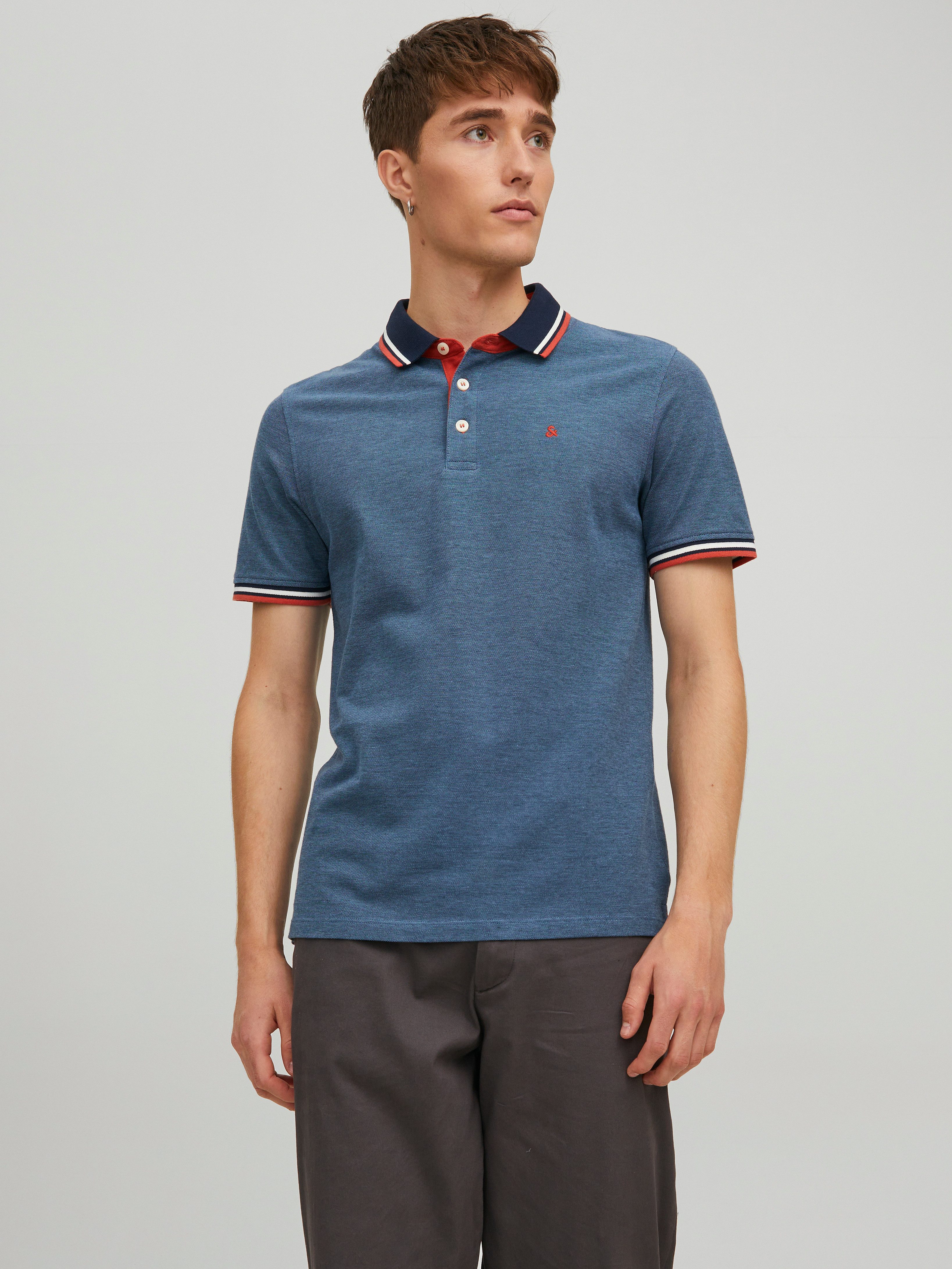 Jack & Jones Poloshirt JJEPAULOS Poloshirt mit klassischem Kragen und figurbetonter Form Logostickerei, modisch, schmal, Baumwolle, Polokragen