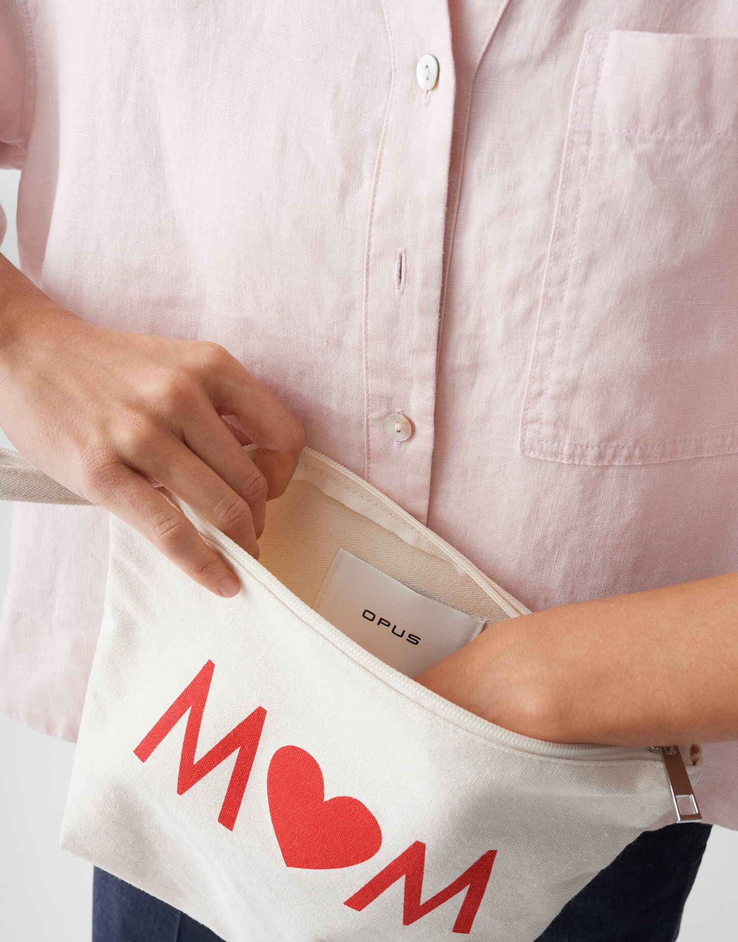 OPUS Handtasche Amom bag aus robustem Canvas mit robuster Qualität, Der Statement Print wird zum modernen Eyecatcher