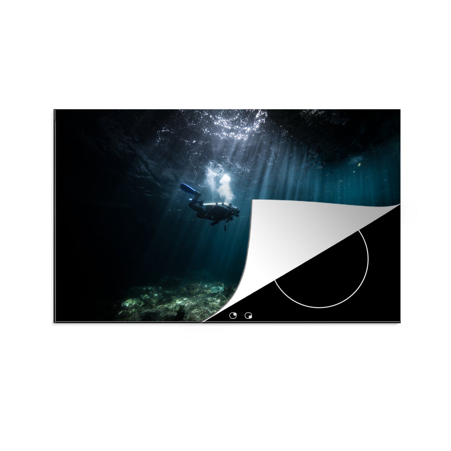 MuchoWow Herdblende-/Abdeckplatte Ein Taucher schwimmt in einem dunklen Meer, Vinyl, (1 tlg), 81x52 cm, Induktionskochfeld Schutz für die küche, Ceranfeldabdeckung