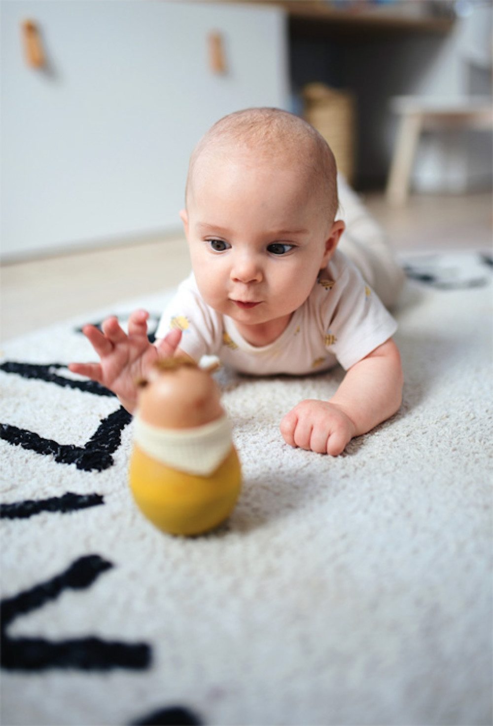 Small Foot Schaukeltier Baby Stehauffigur "Seaside", (1 tlg), eine Klangkugel im Inneren sorgt für akustische Reize