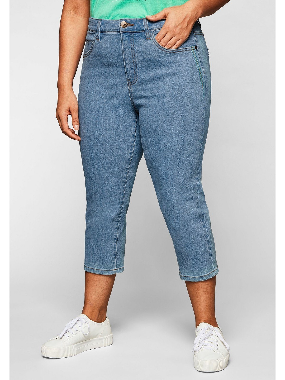 Sheego Caprijeans Große Größen mit Catfaces und Kontrastnähten. € 49,99