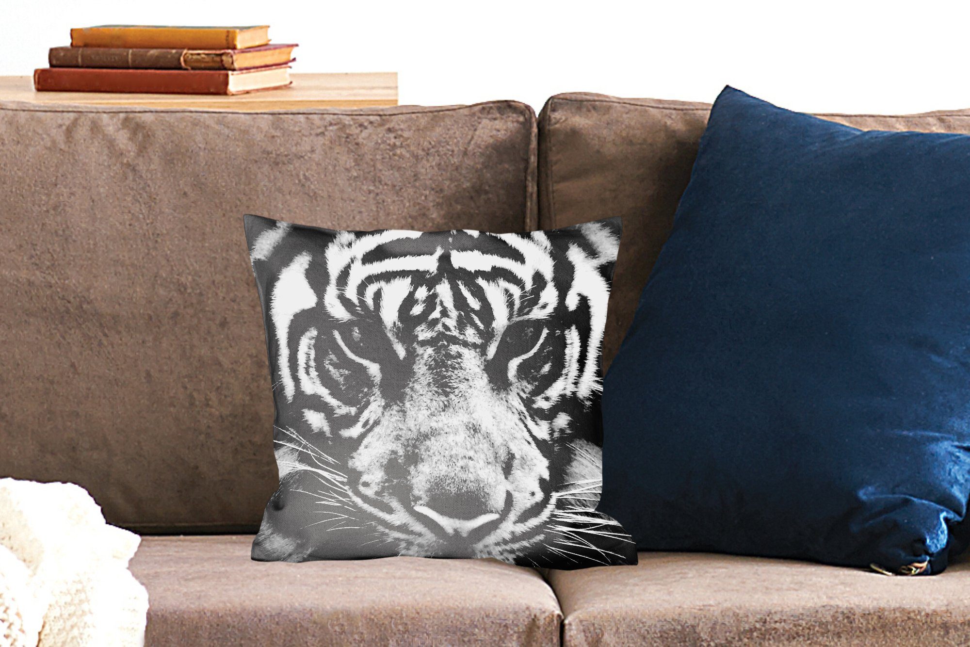 MuchoWow Dekokissen Sumatra-Tiger vor schwarzem Sofakissen mit und Füllung für Wohzimmer, Hintergrund in Deko, schwarz Zierkissen weiß, Schlafzimmer