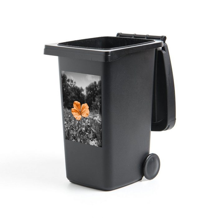 MuchoWow Wandsticker Blumen - Schwarz - Weiß - Orange (1 St) Mülleimer-aufkleber Mülltonne Sticker Container Abfalbehälter