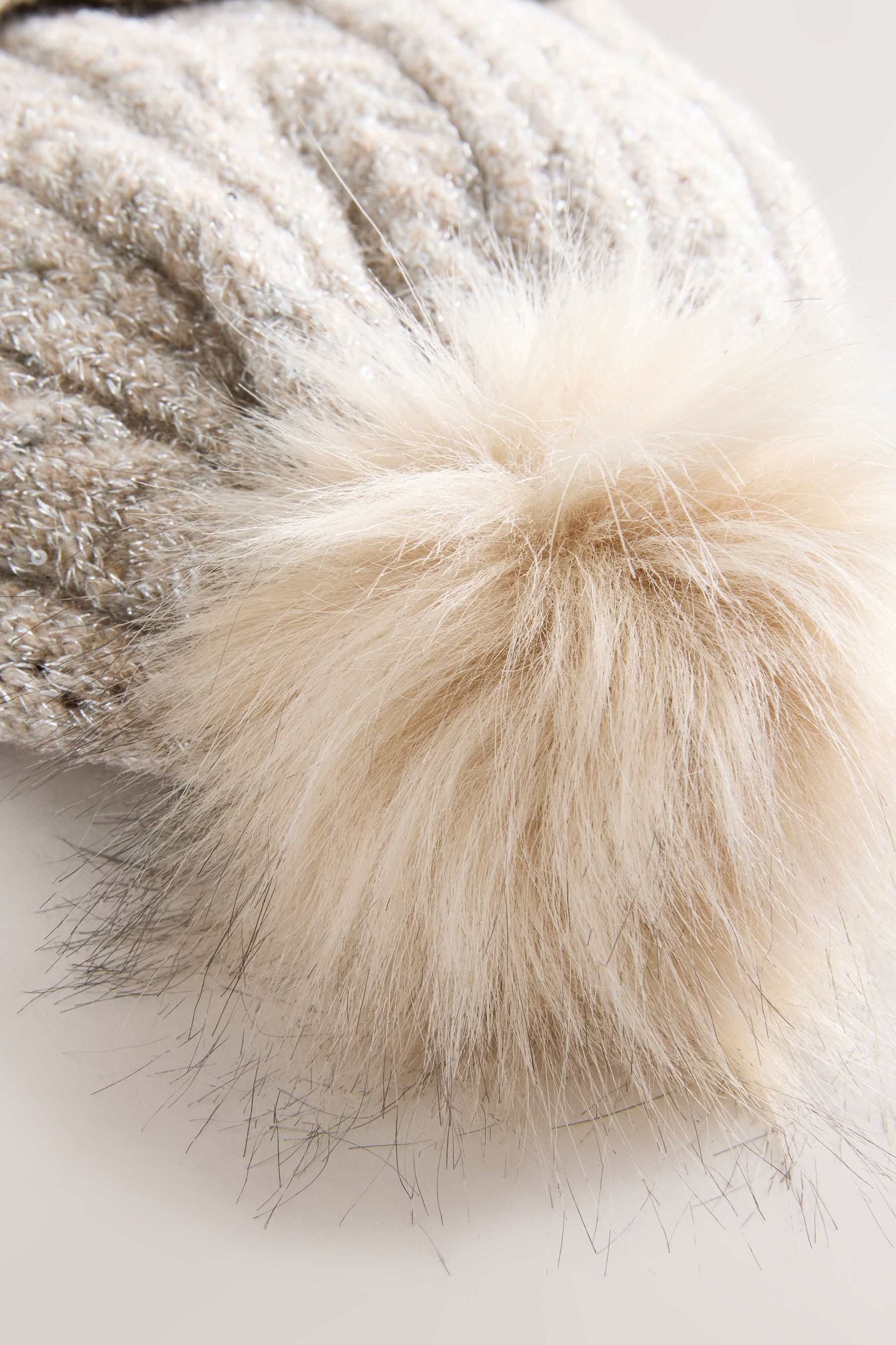 Next Strickmütze Glitzernde Strickmütze mit Bommel (1-St)