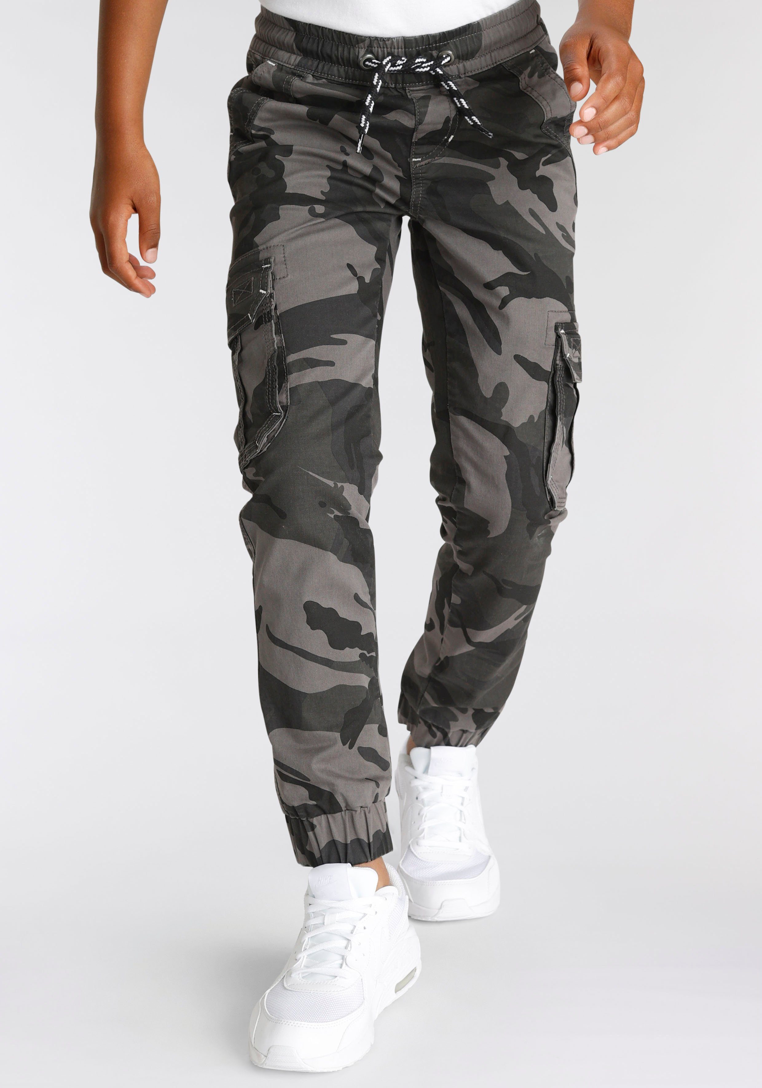 KIDSWORLD Cargohose in coolen Tarnfarben, mit lässigen Cargotaschen