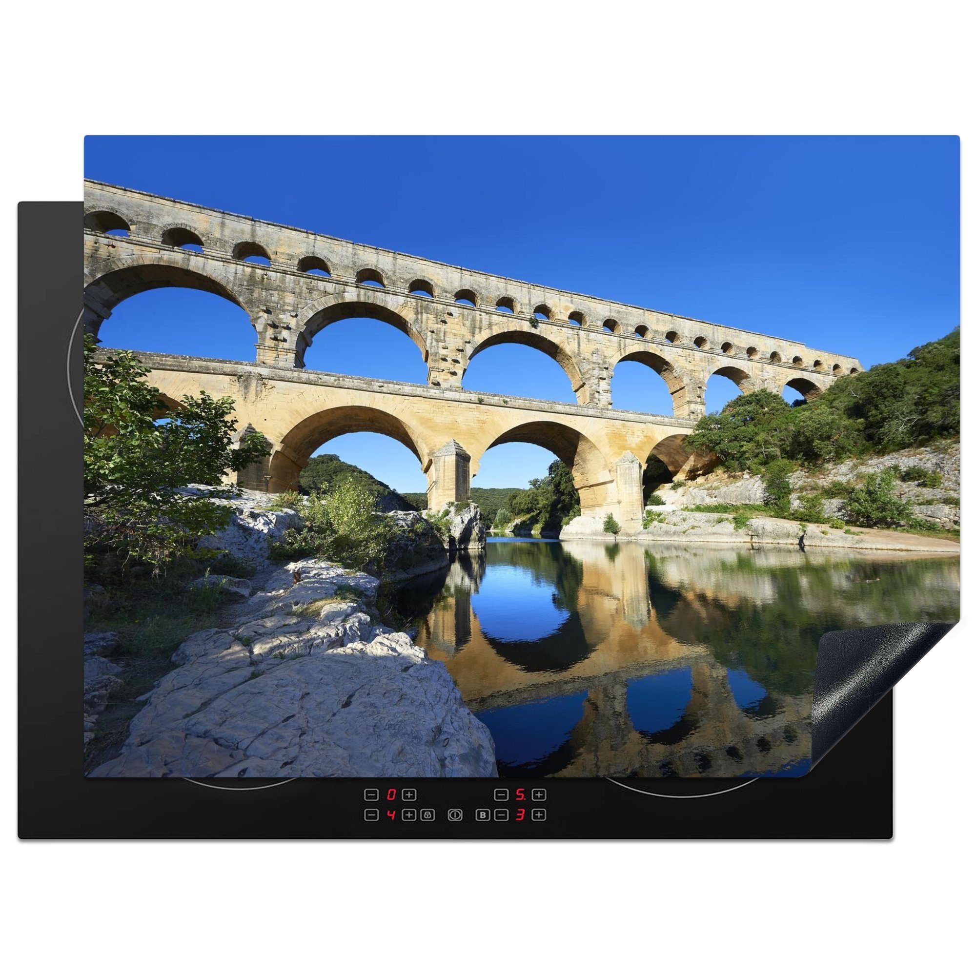 MuchoWow Herdblende-/Abdeckplatte Klarer blauer Himmel über dem Pont du Gard, der sich im Wasser, Vinyl, (1 tlg), 70x52 cm, Mobile Arbeitsfläche nutzbar, Ceranfeldabdeckung
