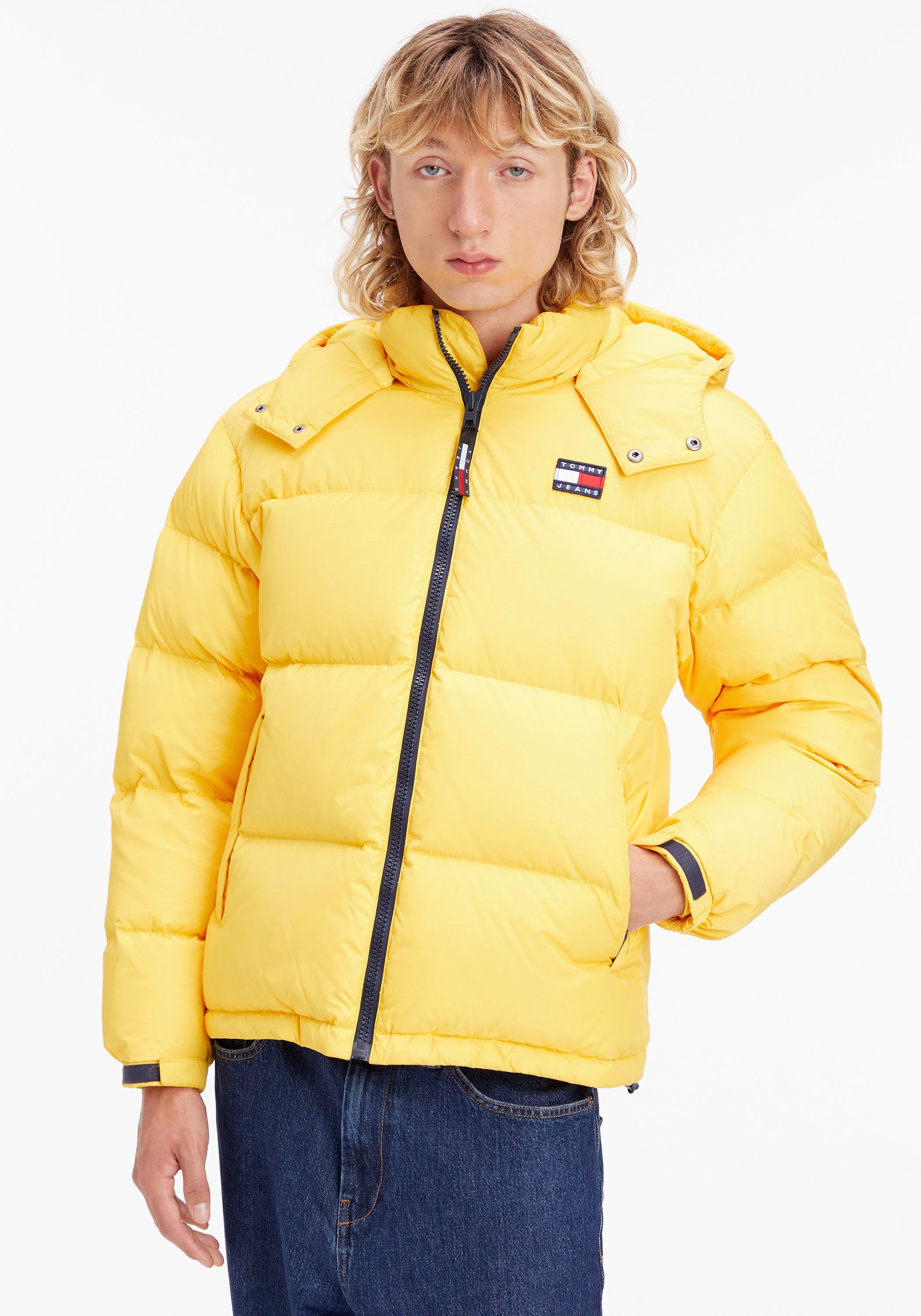 Tommy Jeans Steppjacke TJM ALASKA PUFFER mit Markenlabel Warm Yellow