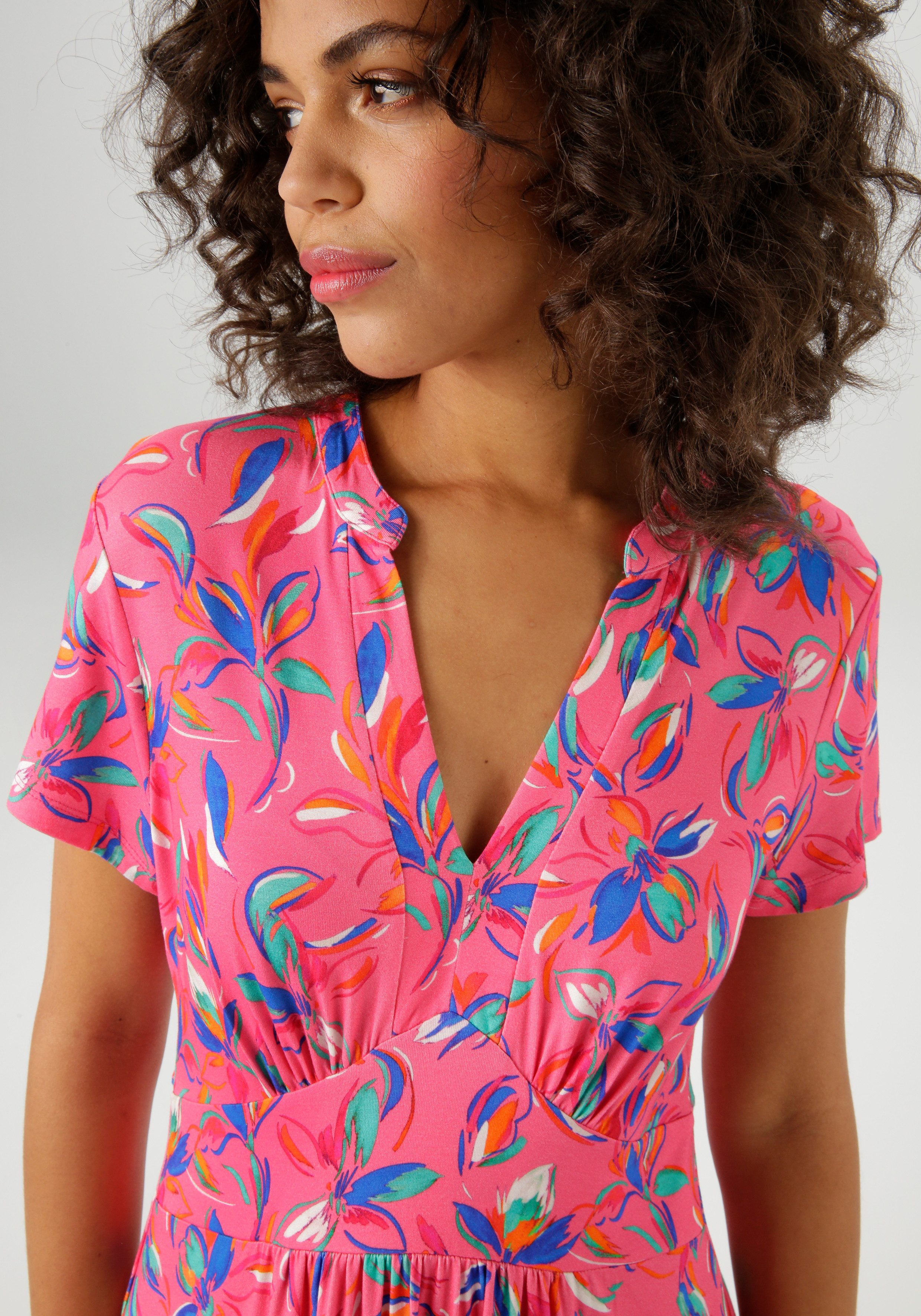 Aniston CASUAL Sommerkleid mit kunstvollen Blüten und Blättern bedruckt