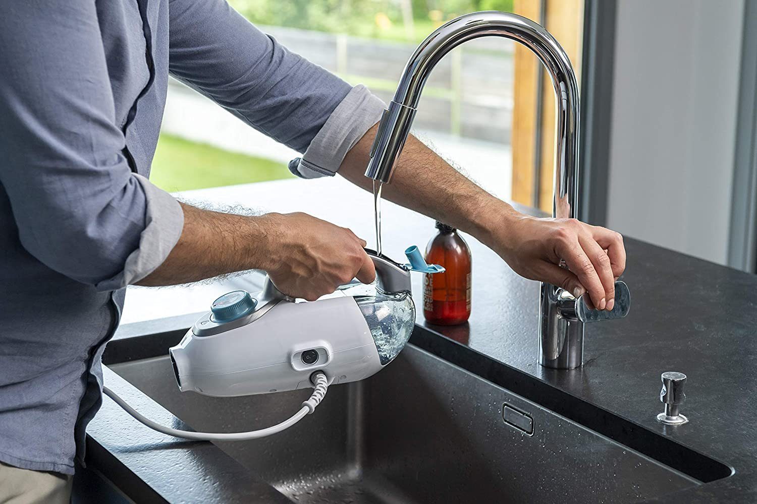 Black + Decker Dampfreiniger FSMH1321JSM Dampfwischer mit Handreiniger und Handschuh, AutoSelect Technologie, 180°drehbarer Reinigungsfuß – Bild 5 von 5