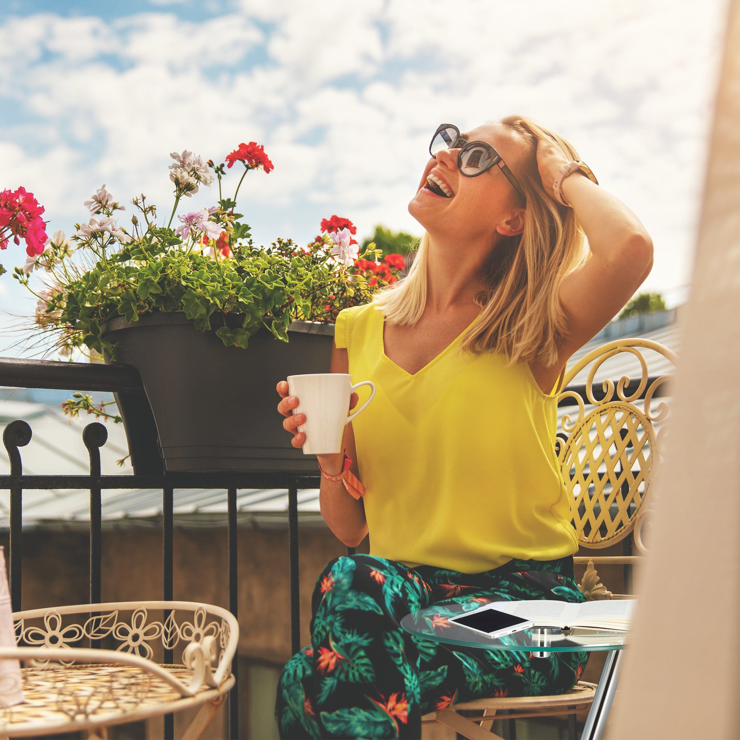 relaxdays Beistelltisch Kaffeetisch Glas und Metall