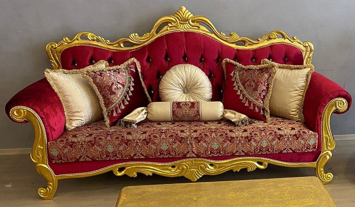 Casa Padrino Sofa Luxus Barock Sofa Bordeauxrot / Mehrfarbig / Gold - Prunkvolles Wohnzimmer Sofa mit elegantem Muster und Glitzersteinen - Wohnzimmer Möbel - Barock Möbel - Edel & Prunkvoll