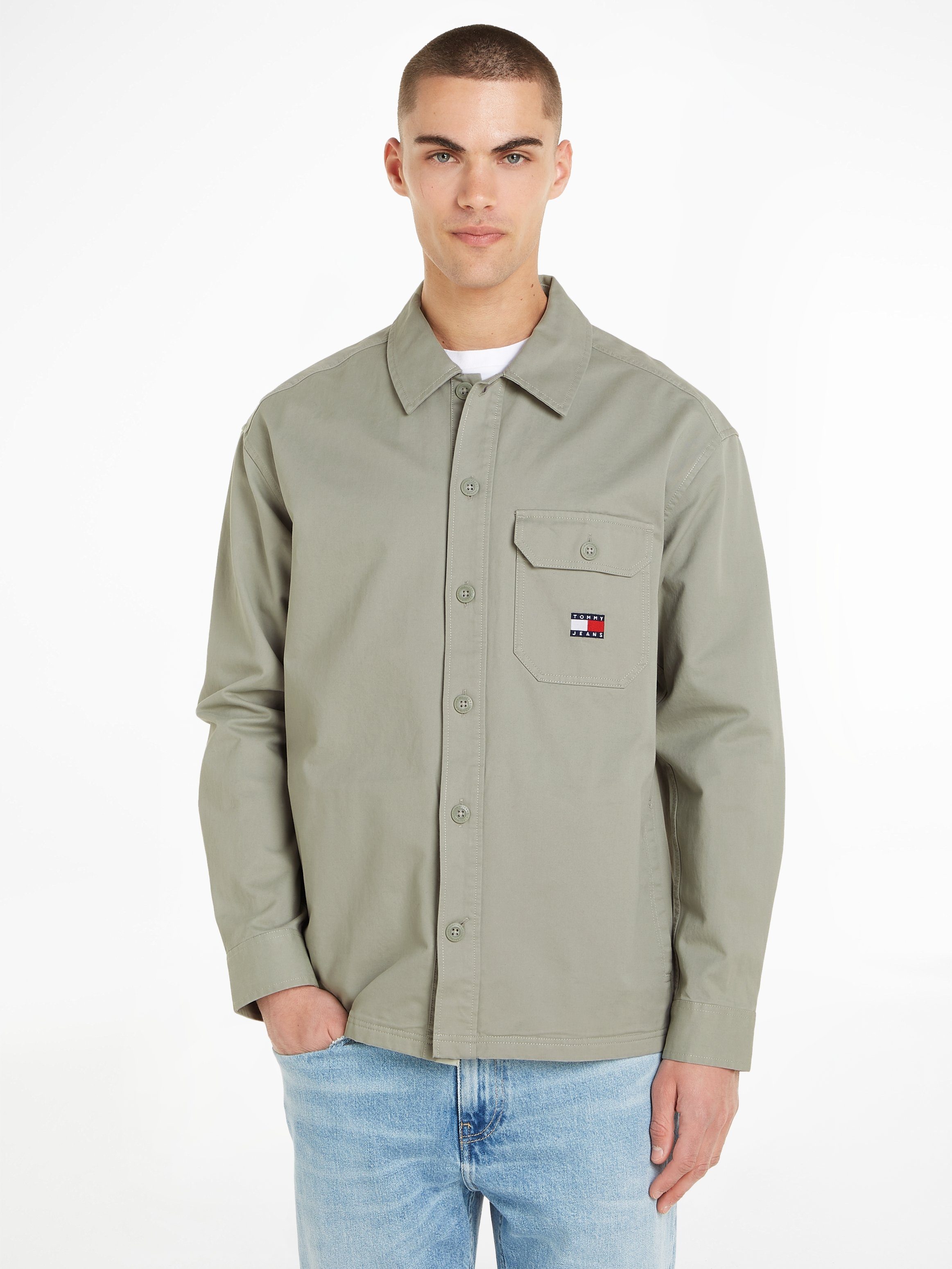 Tommy Jeans Langarmhemd TJM ESSENTIAL SOLID OVERSHIRT mit knöpfbarer Brusttasche