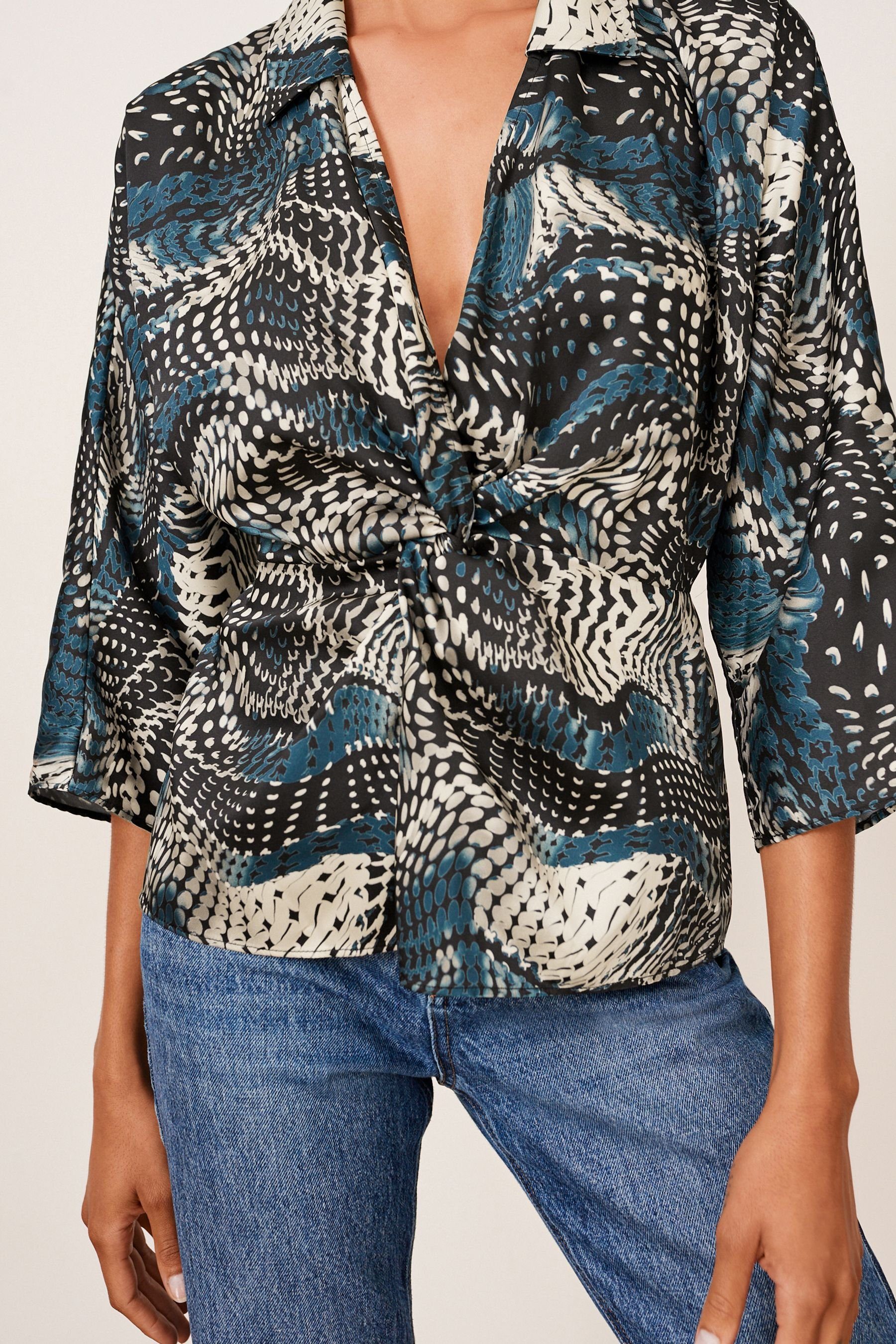 Next mit Wave Bluse Abstract Blue und Blusenshirt (1-tlg) Knotendetail Kragen