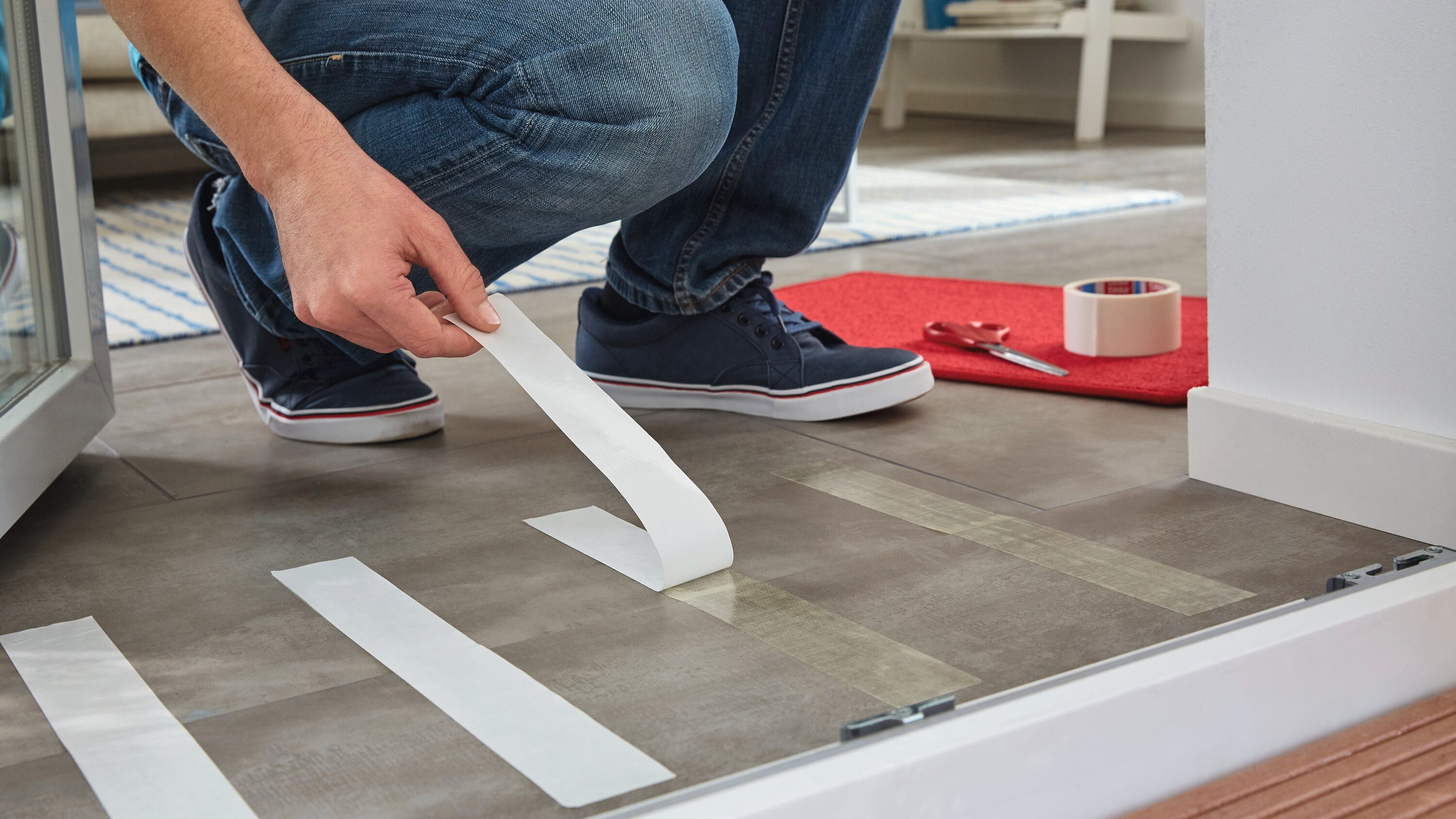 tesa Doppelklebeband REMOVABLE Verlegeband (Packung, 1-St) Gewebeklebeband für Teppiche & PVC-Beläge - entfernbar ohne Rückstände