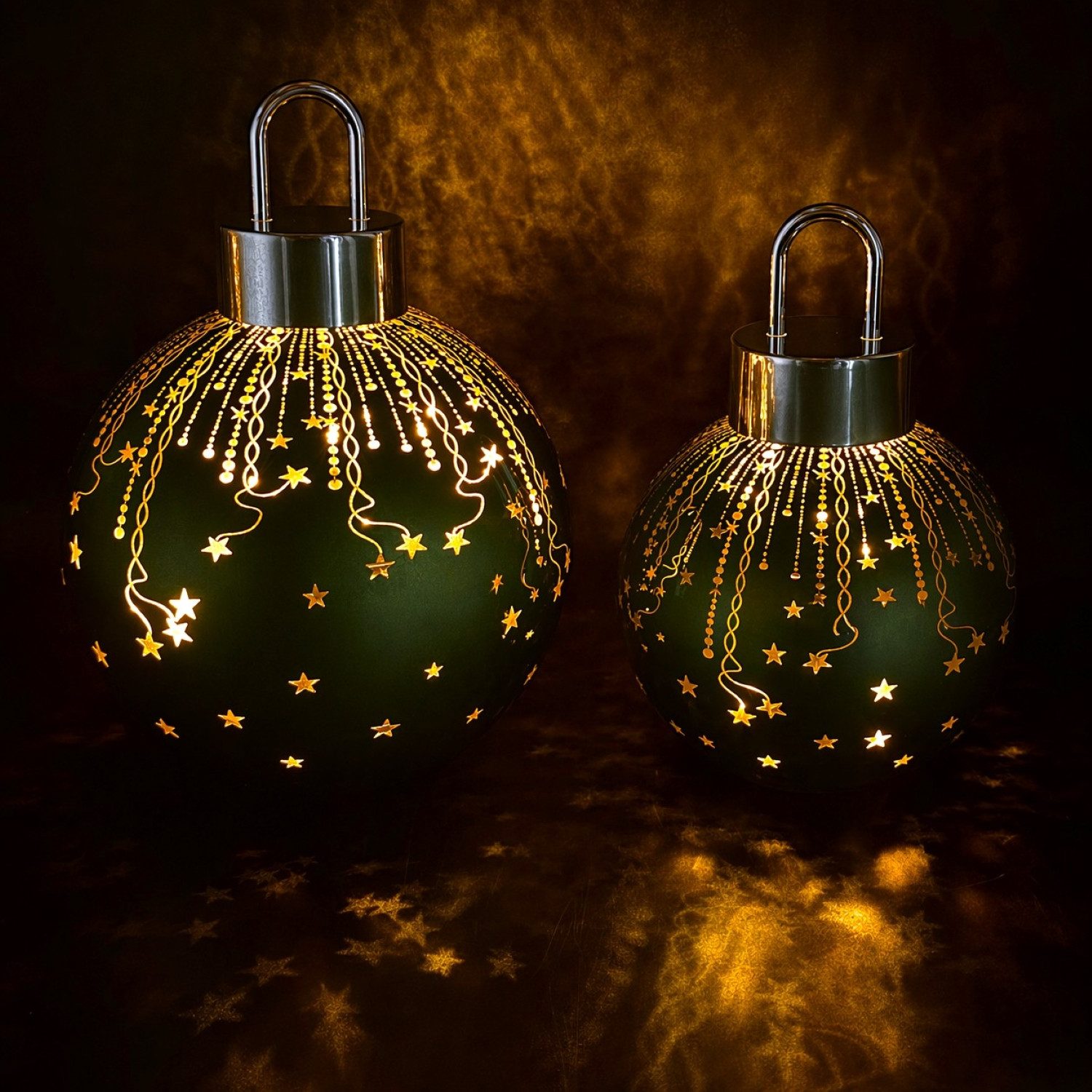 Online-Fuchs LED-Dekofigur 2 Weihnachtskugeln aus Glas mit LED-Lichterkette & Timer - Deko (ruhiges Leuchten oder Flackereffekt wählbar, Rot, Grün, Silber oder Champagner), Weihnachtsdeko für den Innenbereich