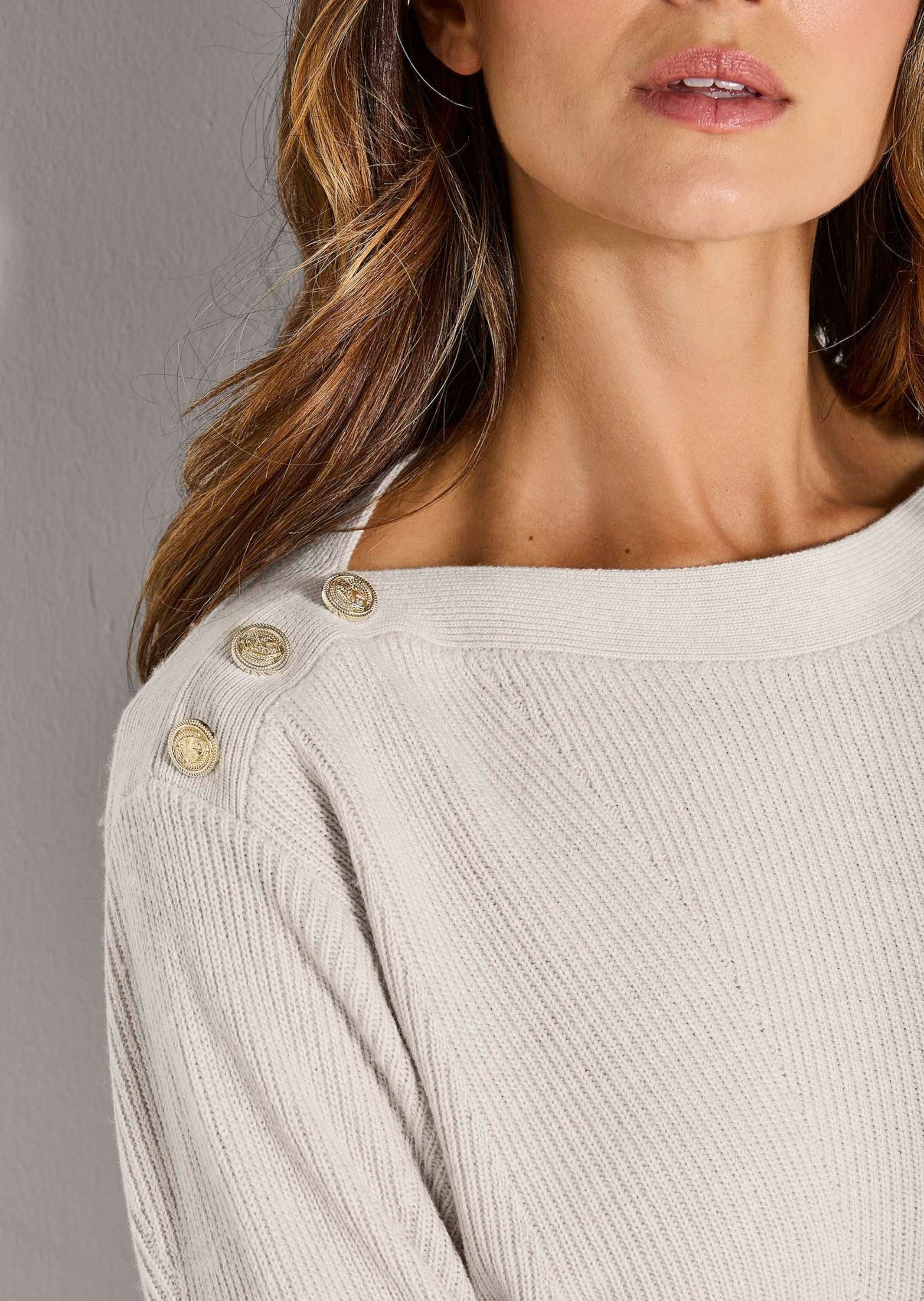 MADELEINE Strickpullover Eleganter Rippstrickpullover mit U-Boot-Ausschnitt Winterlicher Pullover mit edlen Schmuckknöpfen und langen Ärmeln