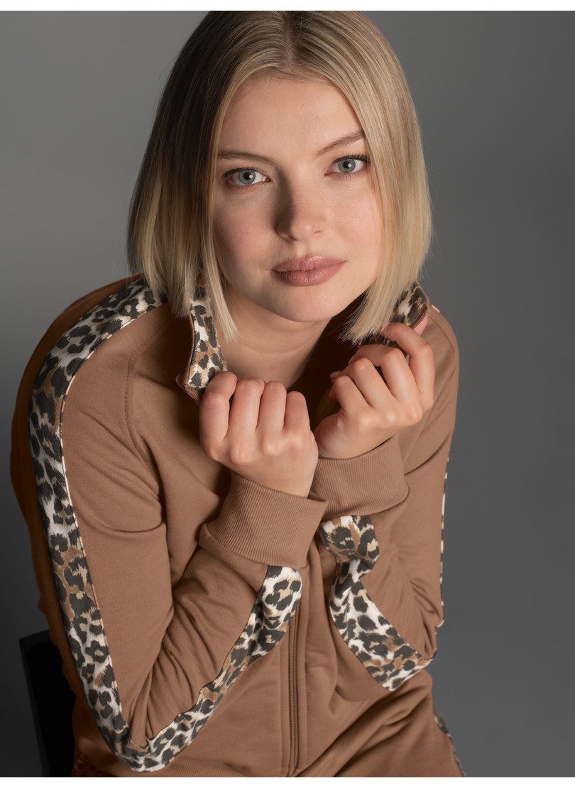 Trigema Sweatjacke TRIGEMA Sweatjacke mit modischen Leo-Elementen (1-tlg)