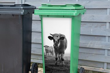 MuchoWow Wandsticker Kühe im Morgennebel schwarz-weiß Foto (1 St), Mülleimer-aufkleber, Mülltonne, Sticker, Container, Abfalbehälter