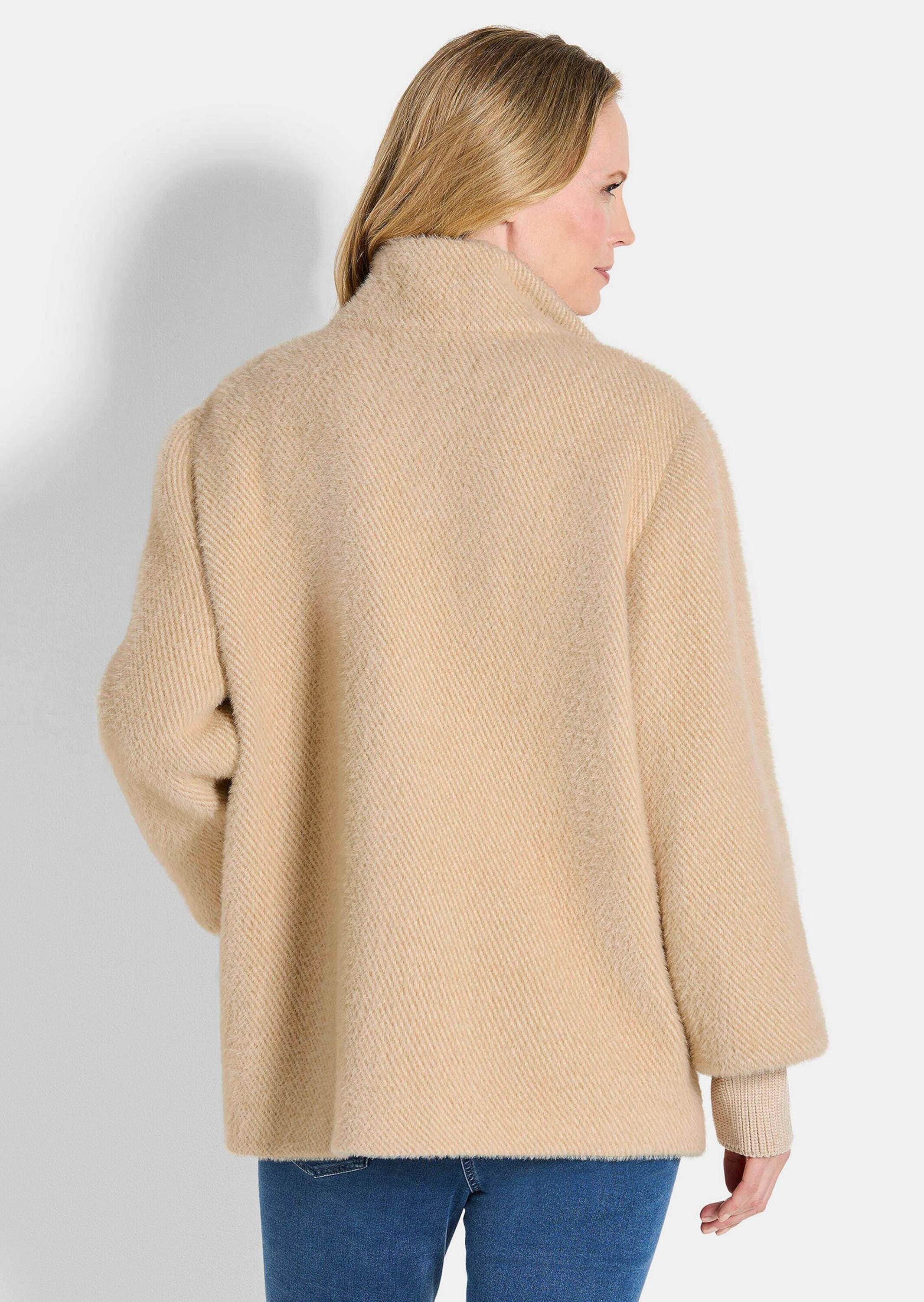 GOLDNER Outdoorjacke Flauschiger Kurzmantel mit Stehkragen Flauschjacke mit aufgesetzten Taschen, Druckknopfleiste und Langarm