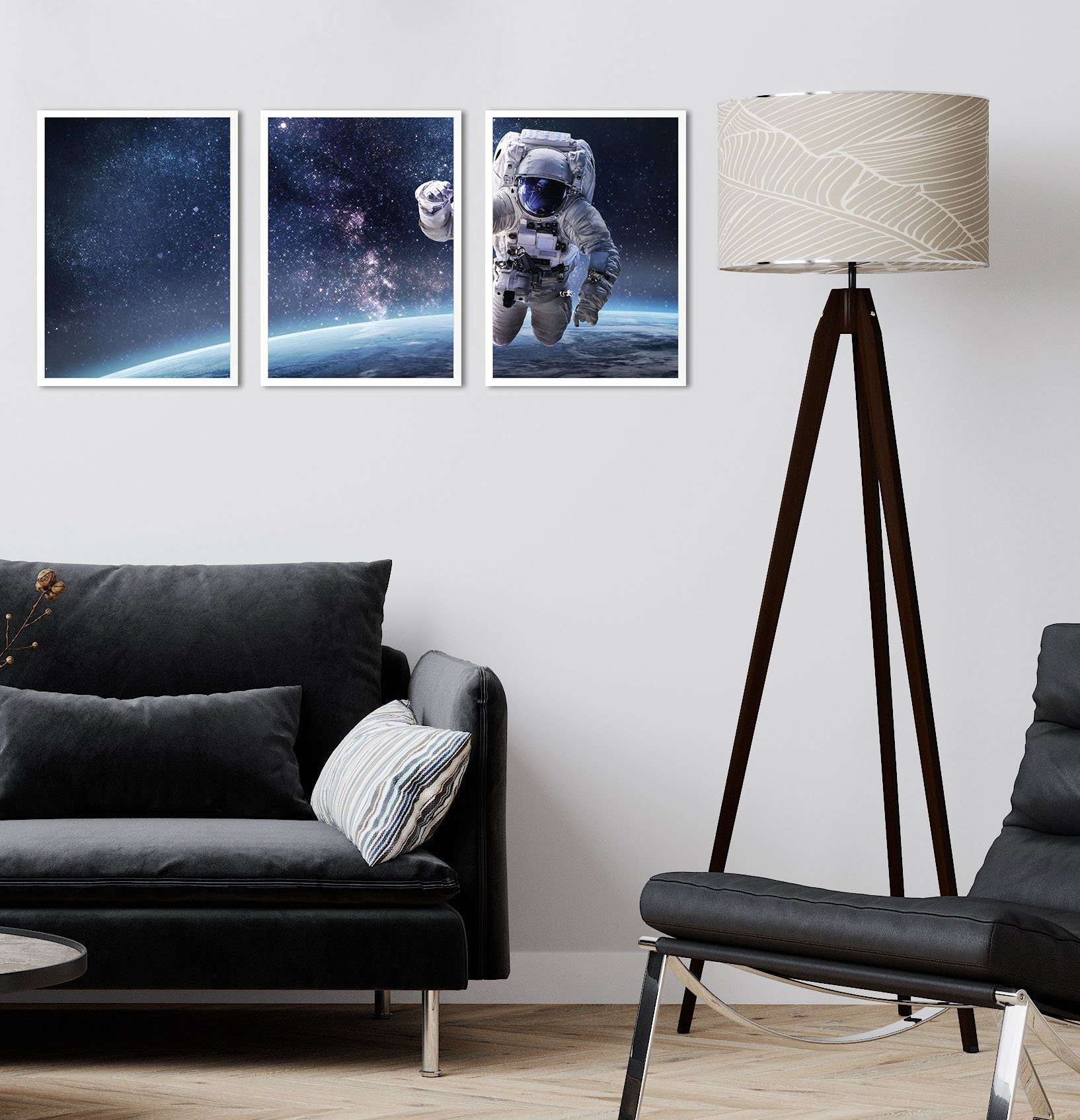 queence Bild mit Rahmen Astronaut - Weltall - Weltraum - Gerahmter Digitaldruck - Wandbild, Astronaut (3er-Set), 3x 30x40 cm - Holzrahmen - Dekoration - Weißer Rahmen - Triptychon