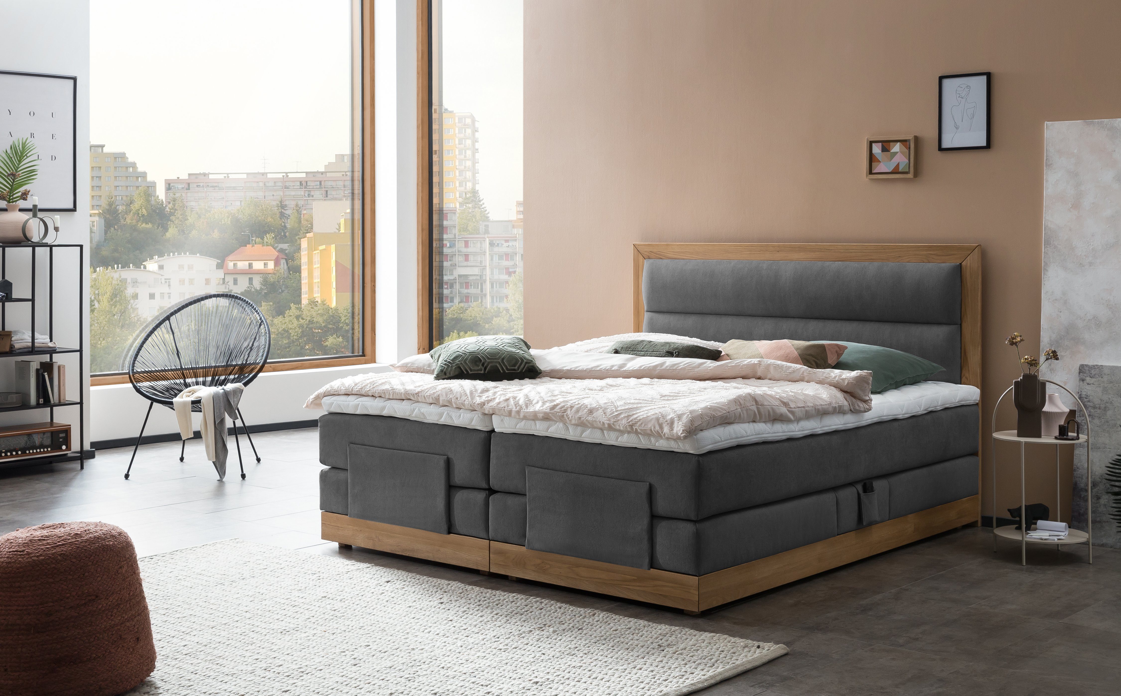 Belanoti Boxspringbett MODELA (Boxspringbett 180x200 elektrisch verstellbar Bett 180x200 mit Motor, 7-Zonen Taschenfederkern Matratze inklusive Visco Topper), in der Farbe Anthrazit H2/H3 Polsterbett Motorbett mit Eiche