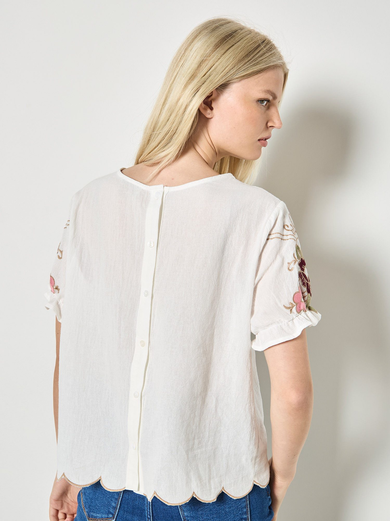 Apricot Blusenshirt Baumwolltop mit Blumenstickerei mit Rüschenärmeln