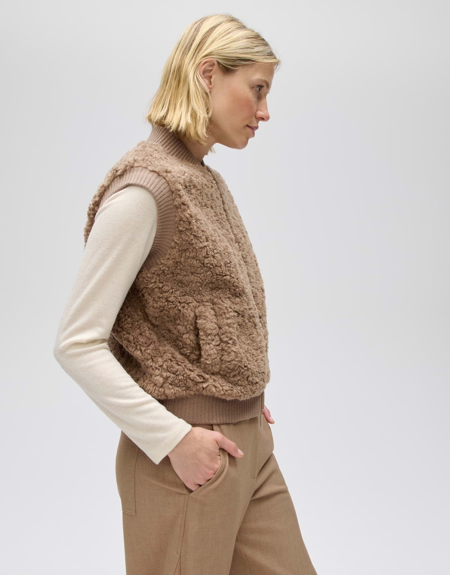 OPUS Sweatweste Gaste aus Teddyfell mit Blousonkragen Verkürzte, gerade Silhouette aus flauschigem Teddyfell – Bild 5 von 5