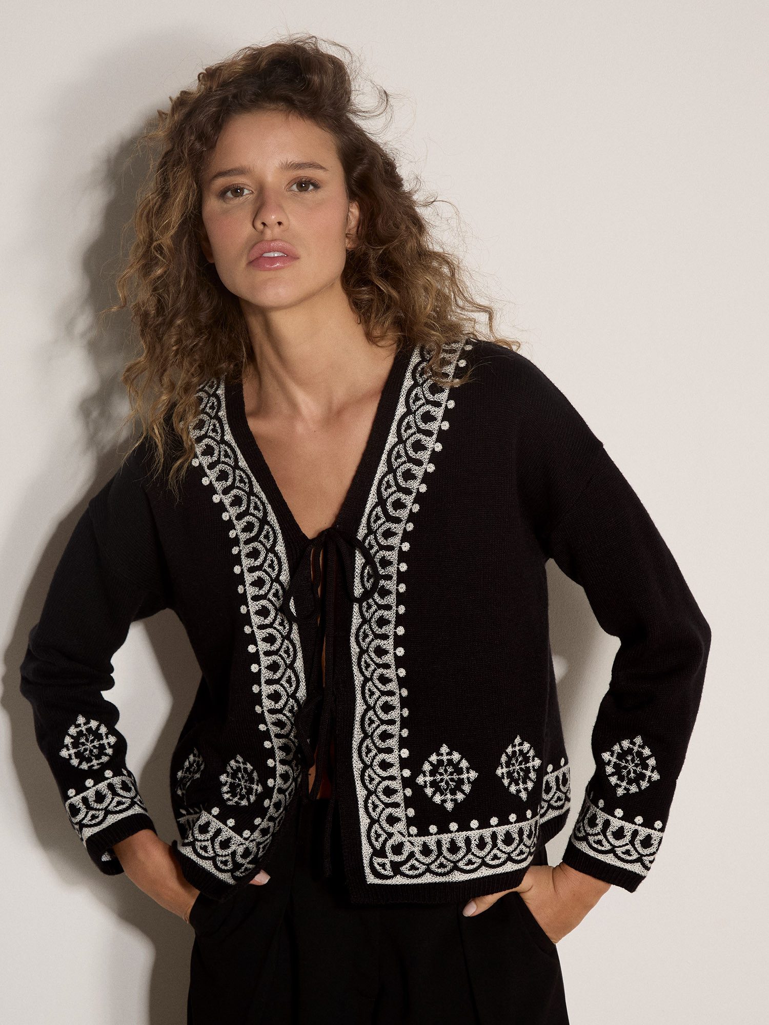 Apricot Cardigan Strickjacke mit Stickerei mit Bindeband vorne