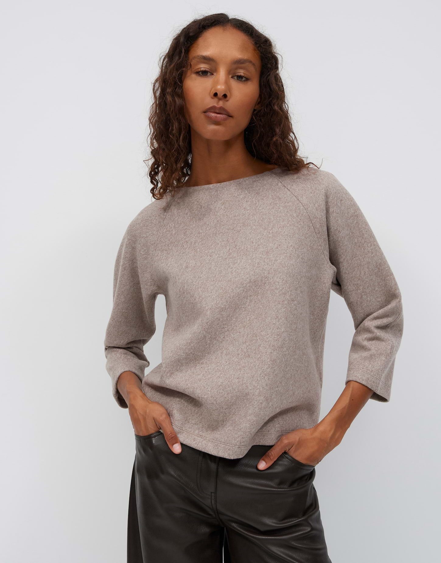 OPUS Sweatshirt Gusera aus pflegeleichtem Material Gerader Schnitt mit 3/4-Ärmeln und femininer U-Boot-Linie