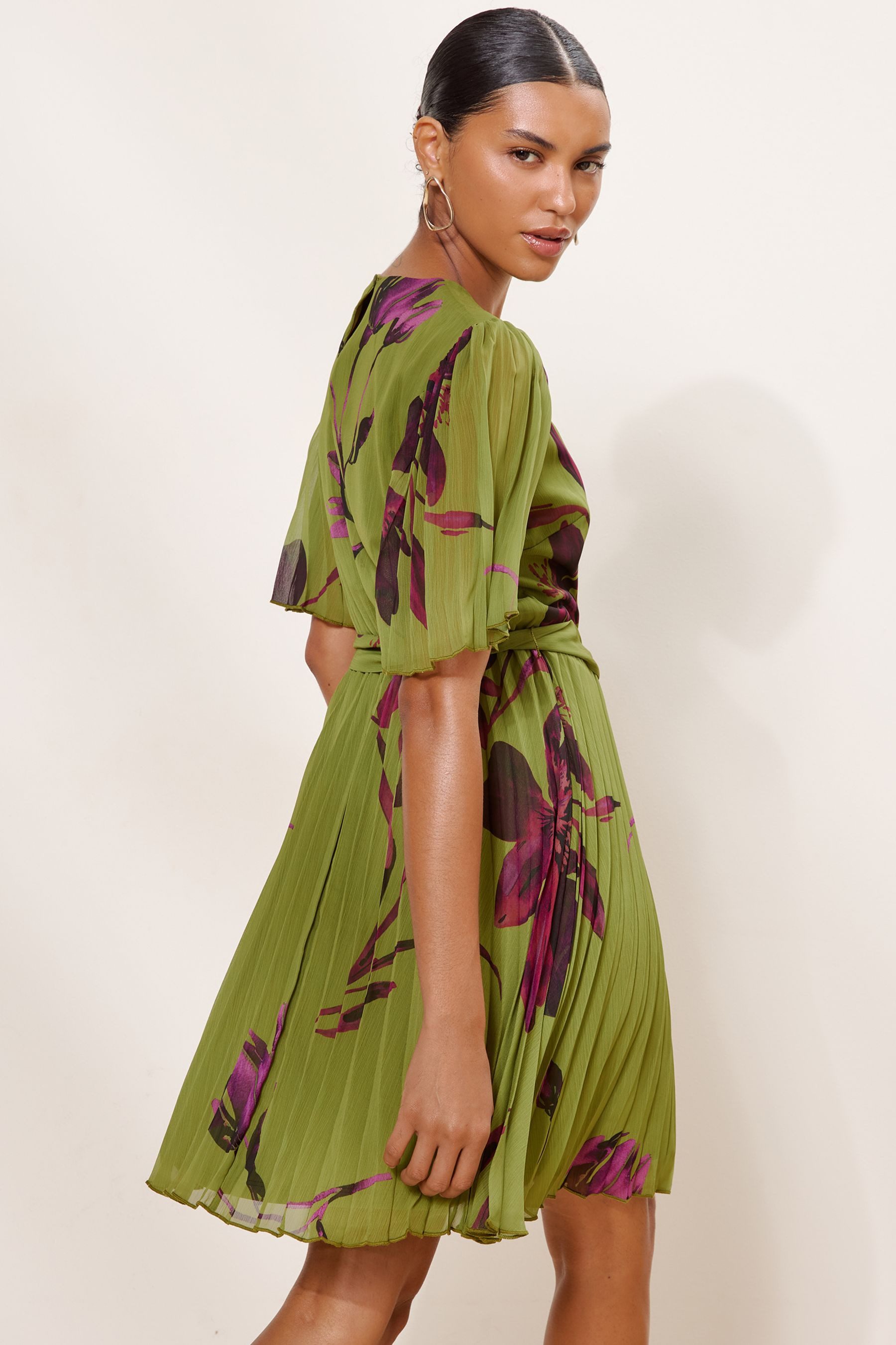 LIPSY Plisseekleid Lipsy plissiertes Minikleid mit Gürtel (1-tlg)