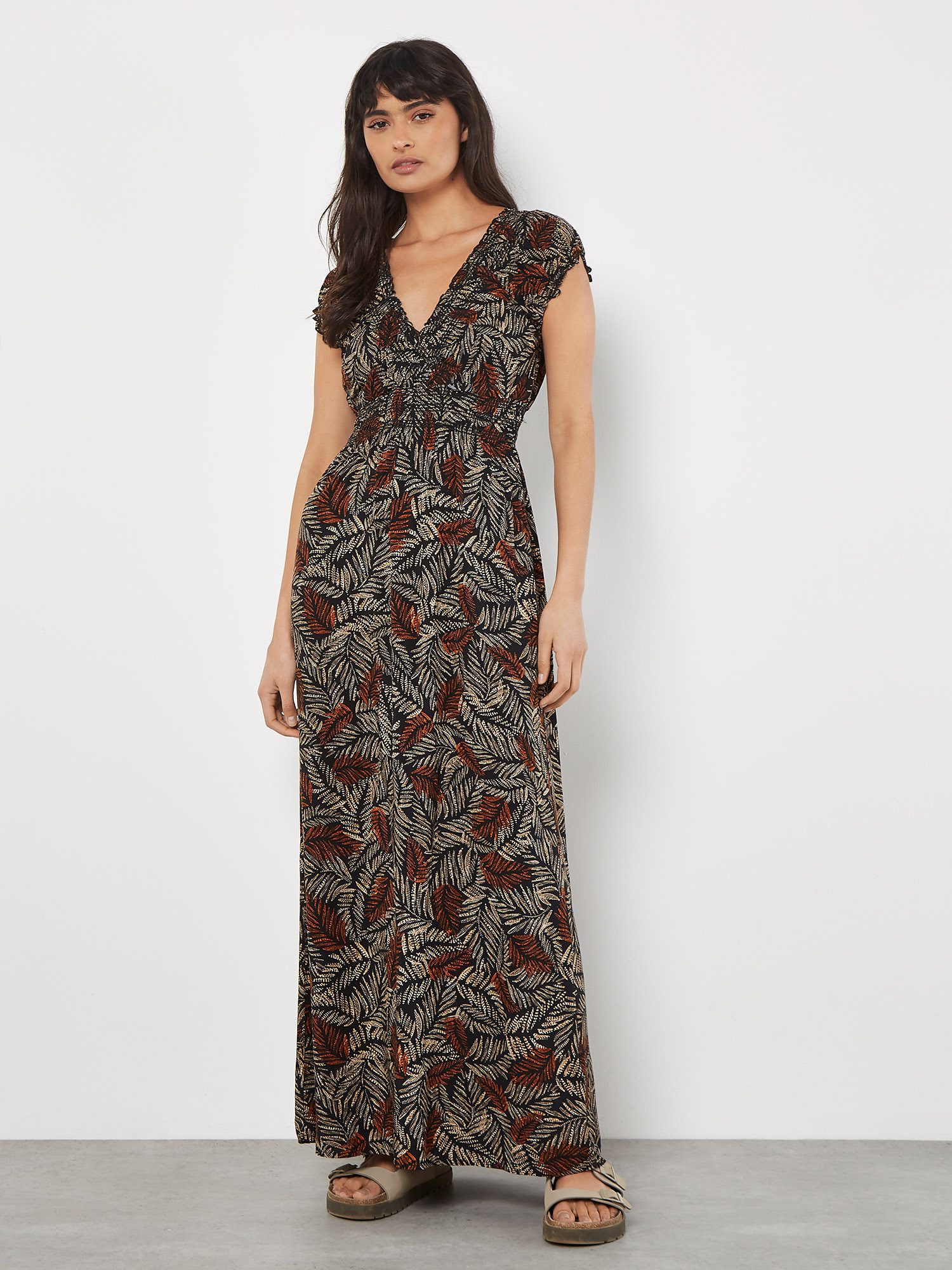 Apricot Maxikleid Rustic Leaves Smock V-Neck Maxi Dress, mit Smokdetails, mit tollem Druck